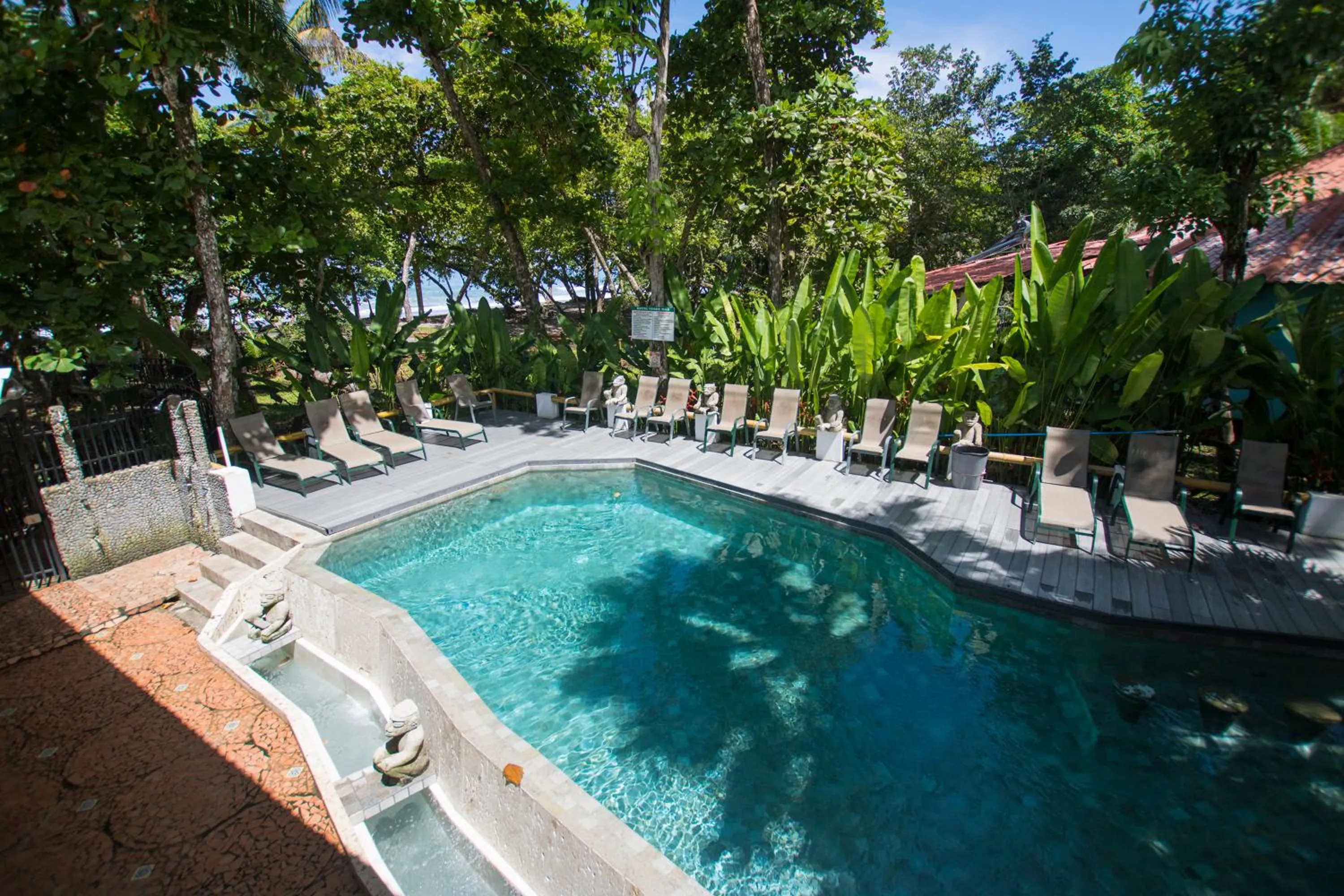 Swimming pool in Hotel Verde Mar Direct Beach Access