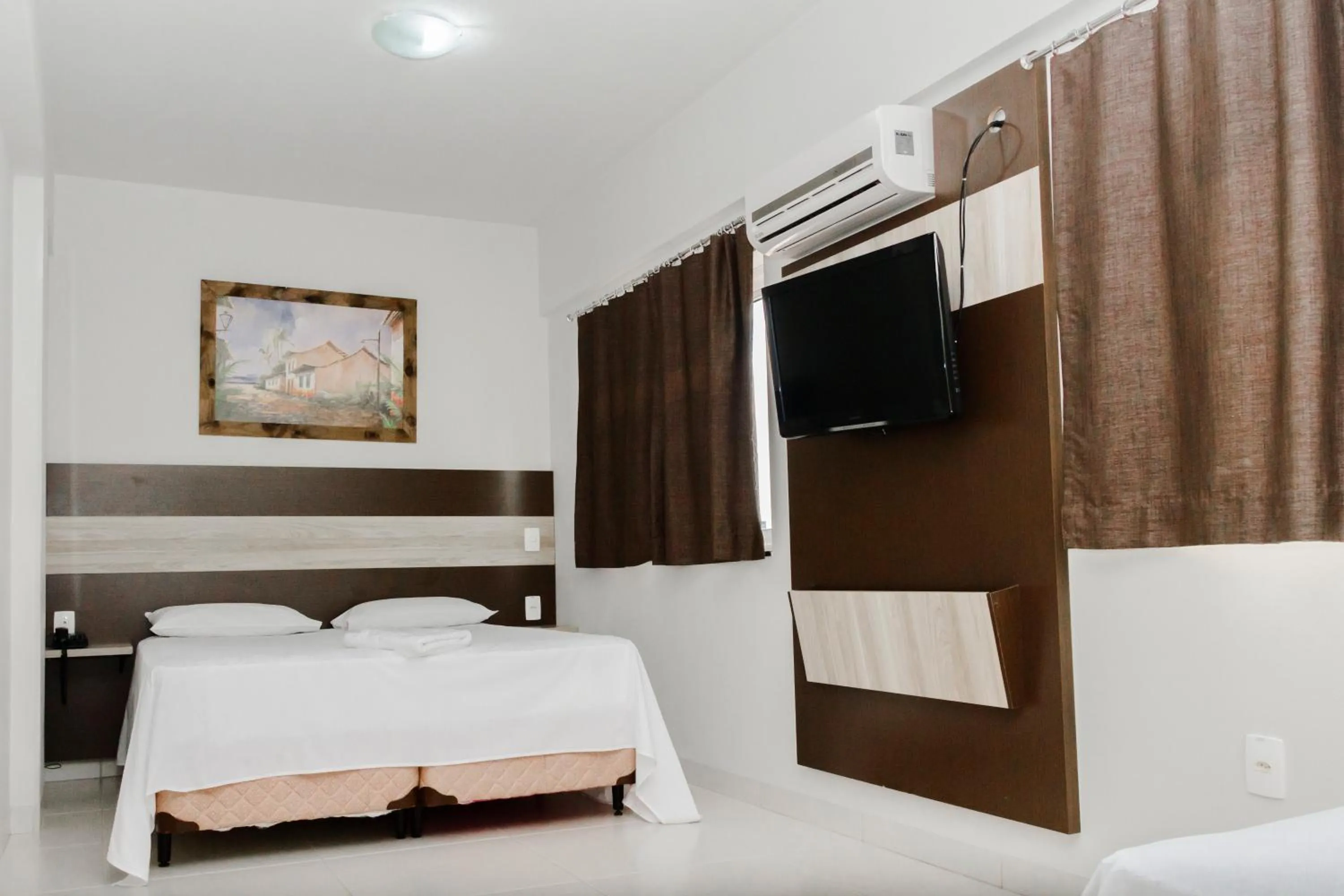 Communal lounge/ TV room, Bed in La Vitre Hotel