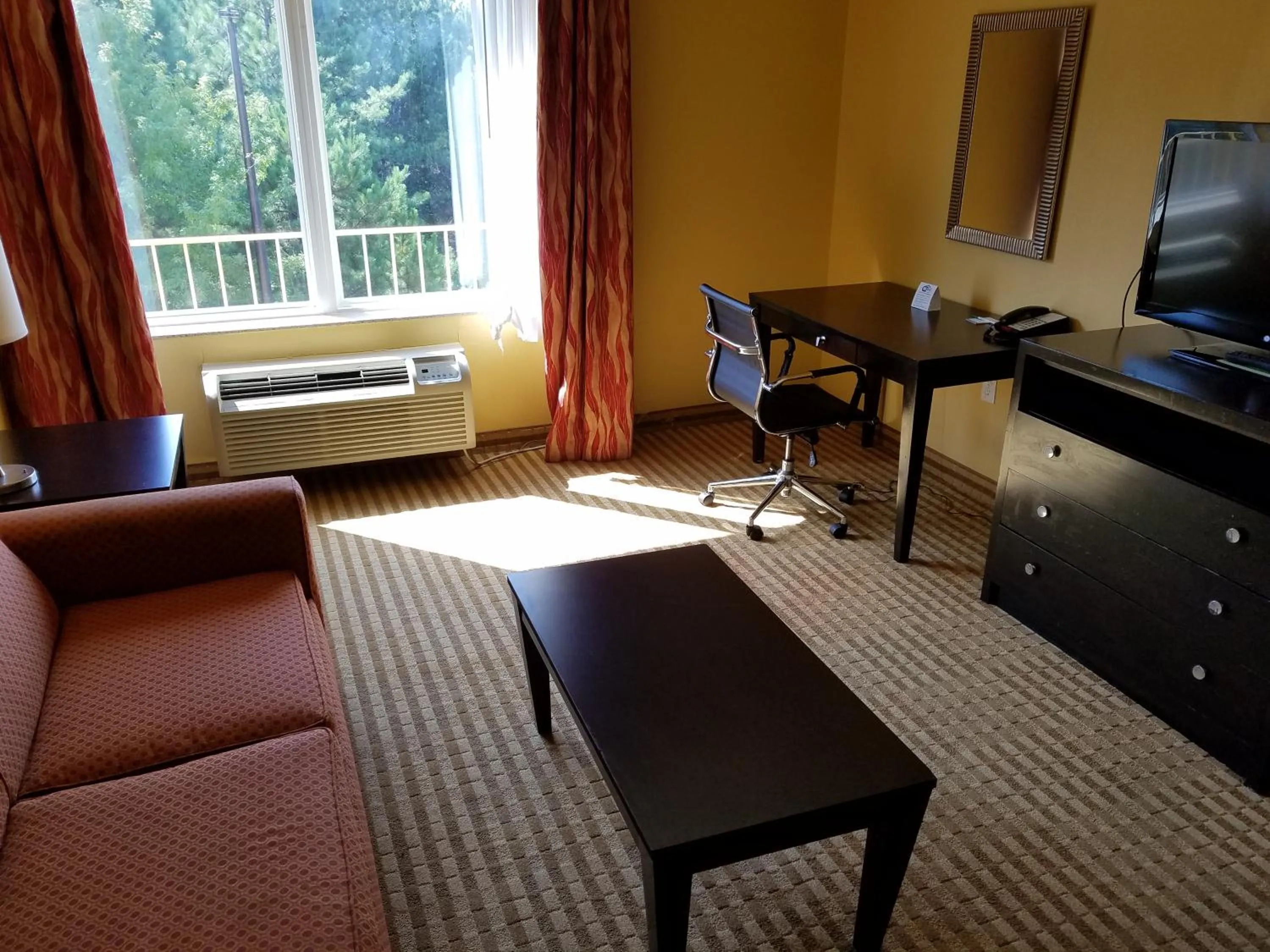 Living room in La Quinta by Wyndham Atlanta Union City