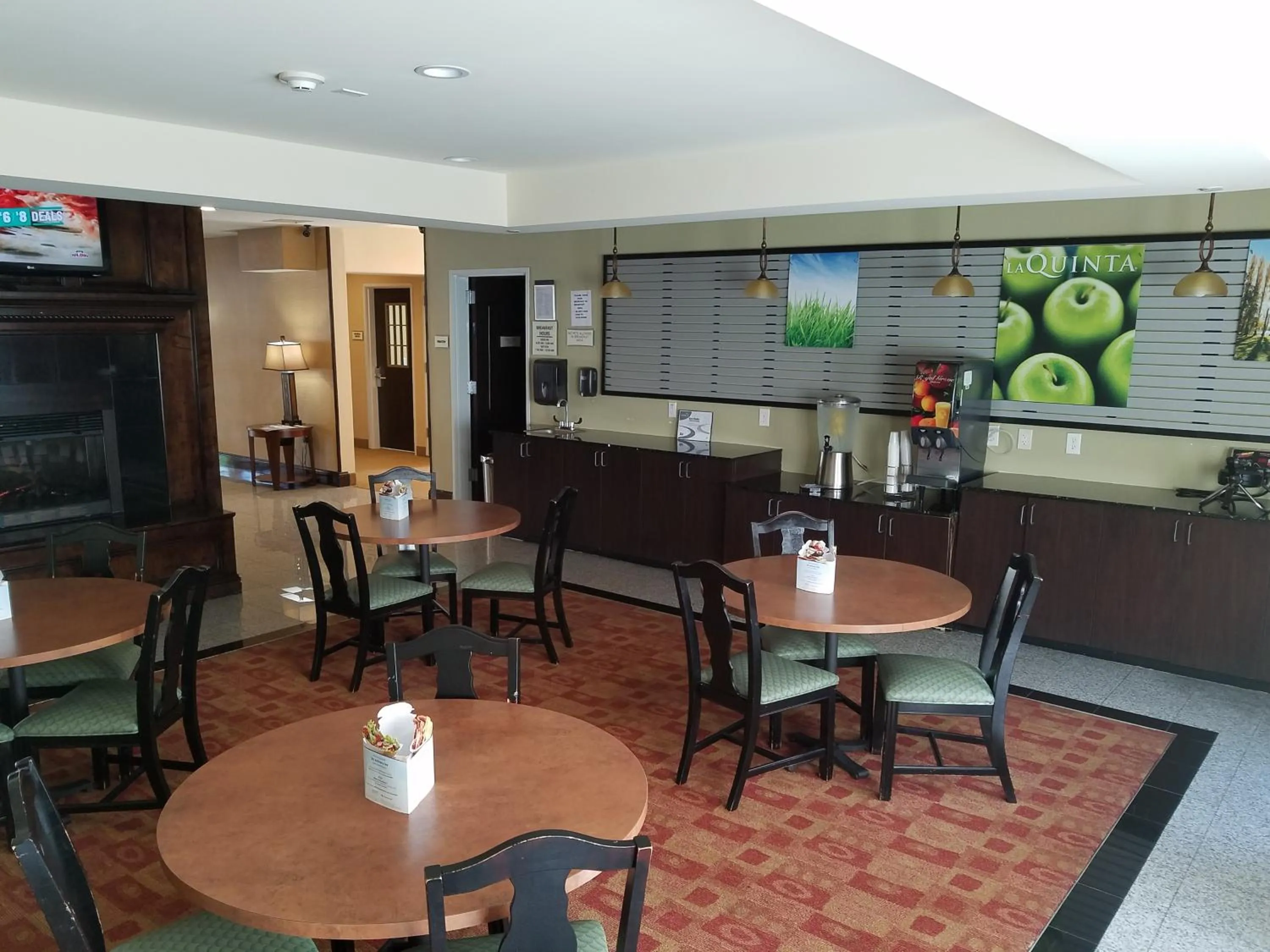 Lounge or bar in La Quinta by Wyndham Atlanta Union City