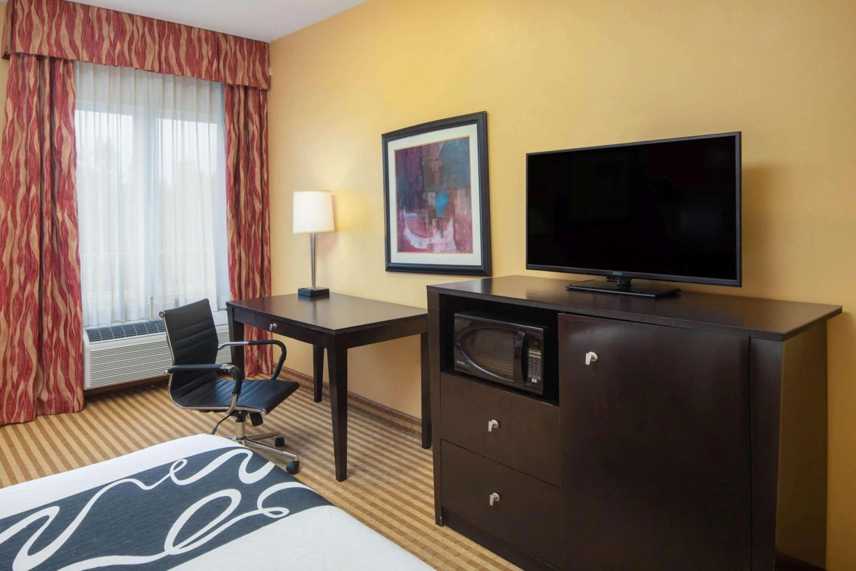 Photo of the whole room in La Quinta by Wyndham Atlanta Union City