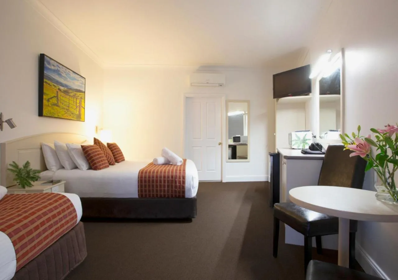 Bed in Bowen Inn Motel