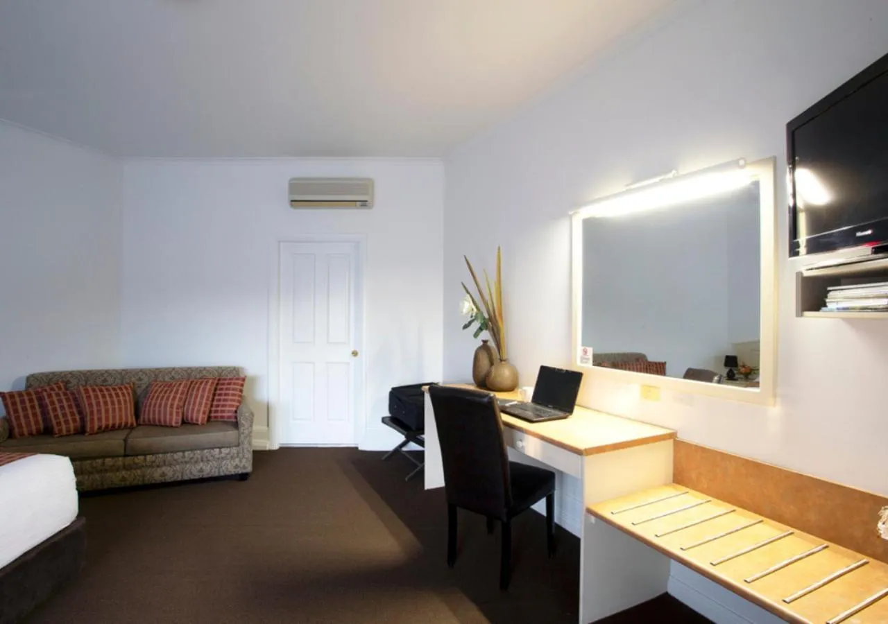 Seating area in Bowen Inn Motel