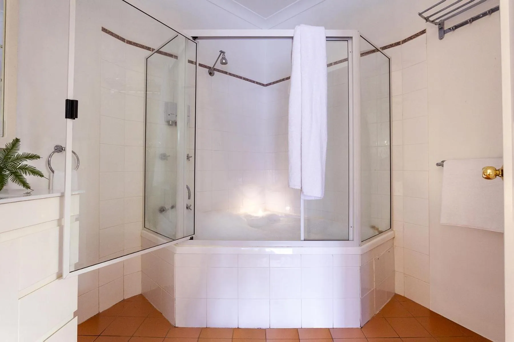 Bathroom in Bowen Inn Motel