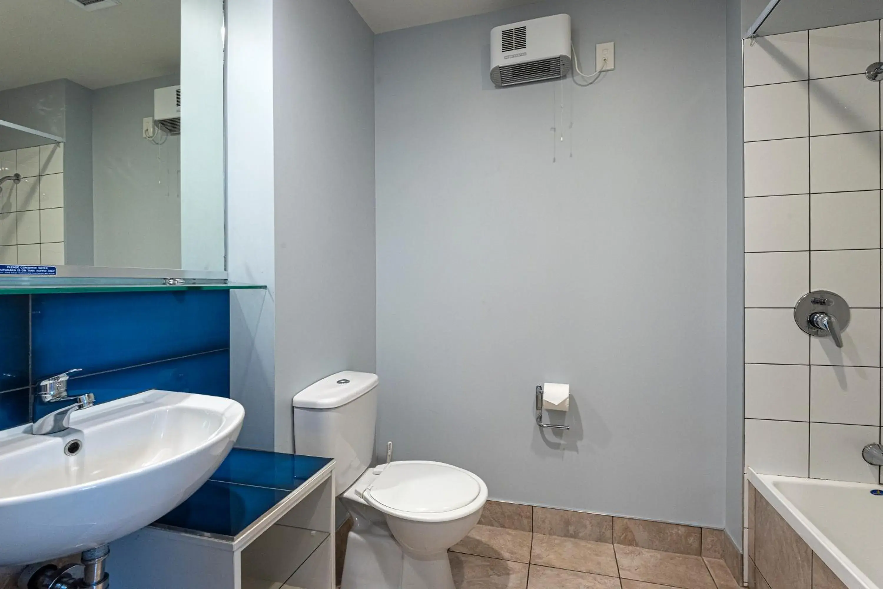 Deluxe King Room with Balcony - Non Smoking in Quality Hotel Oceans Tutukaka Deluxe King Room with Balcony - Non Smoking in Quality Hotel Oceans Tutukaka