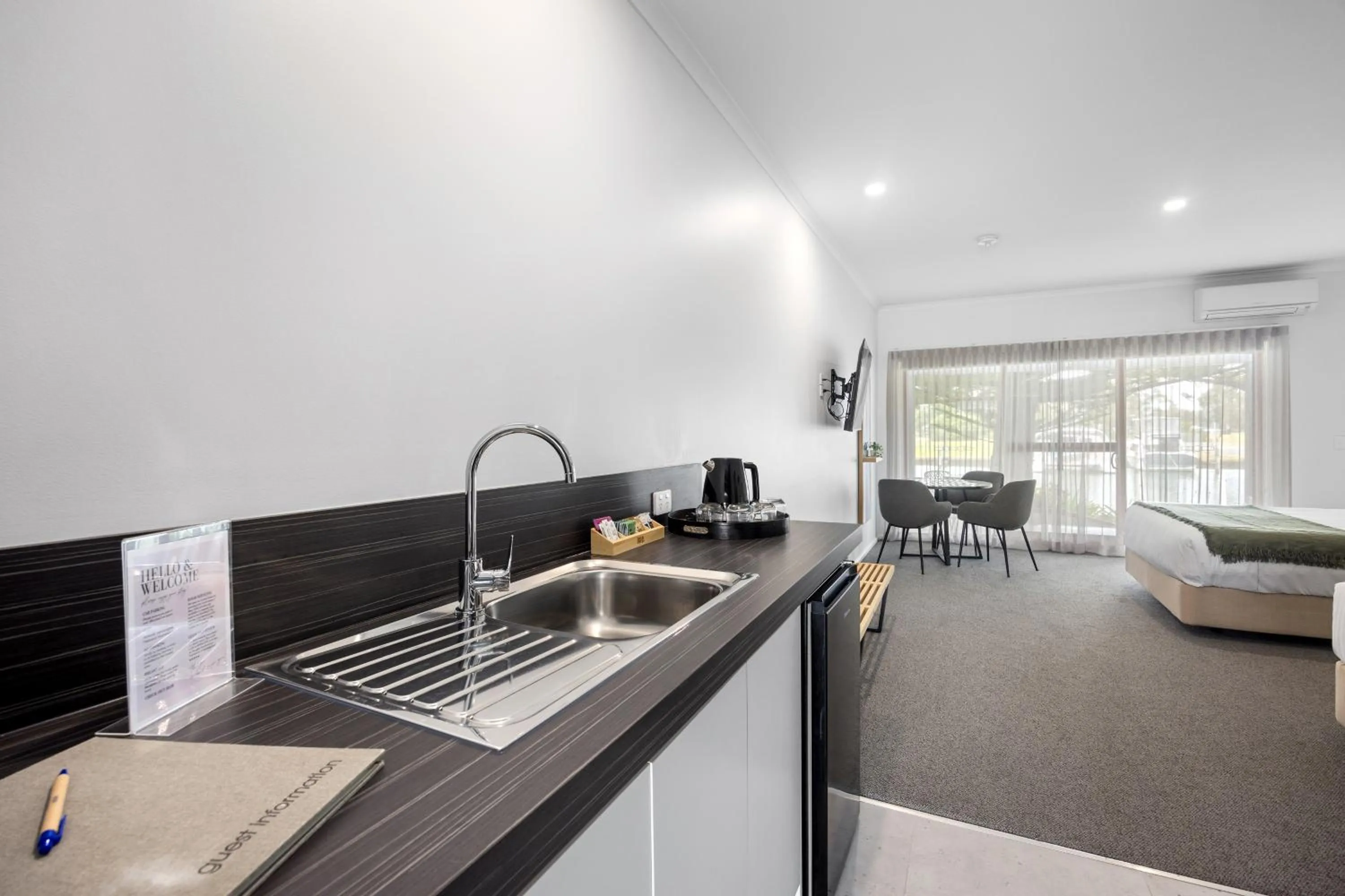 Mariners Cove Waterfront Motel and Apartments