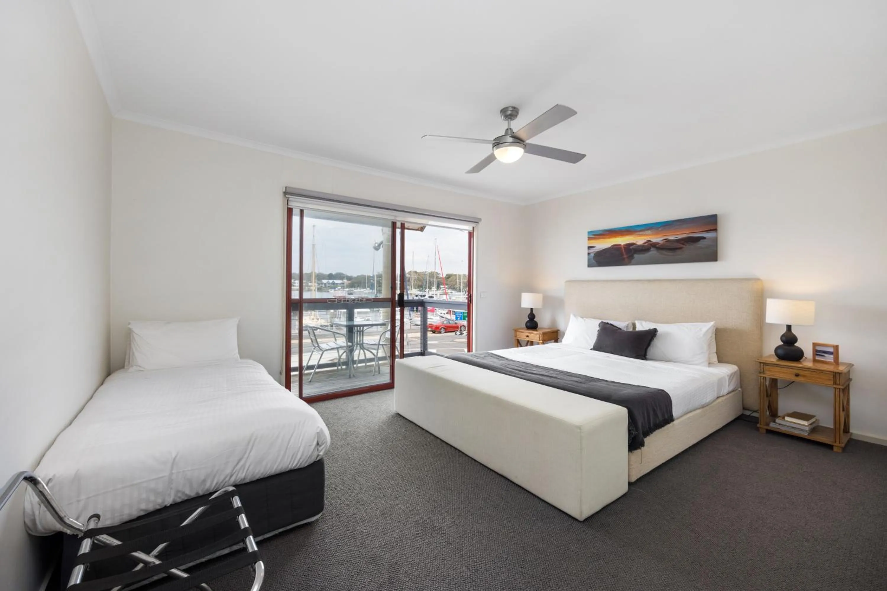 Bed in Mariners Cove Waterfront Motel and Apartments