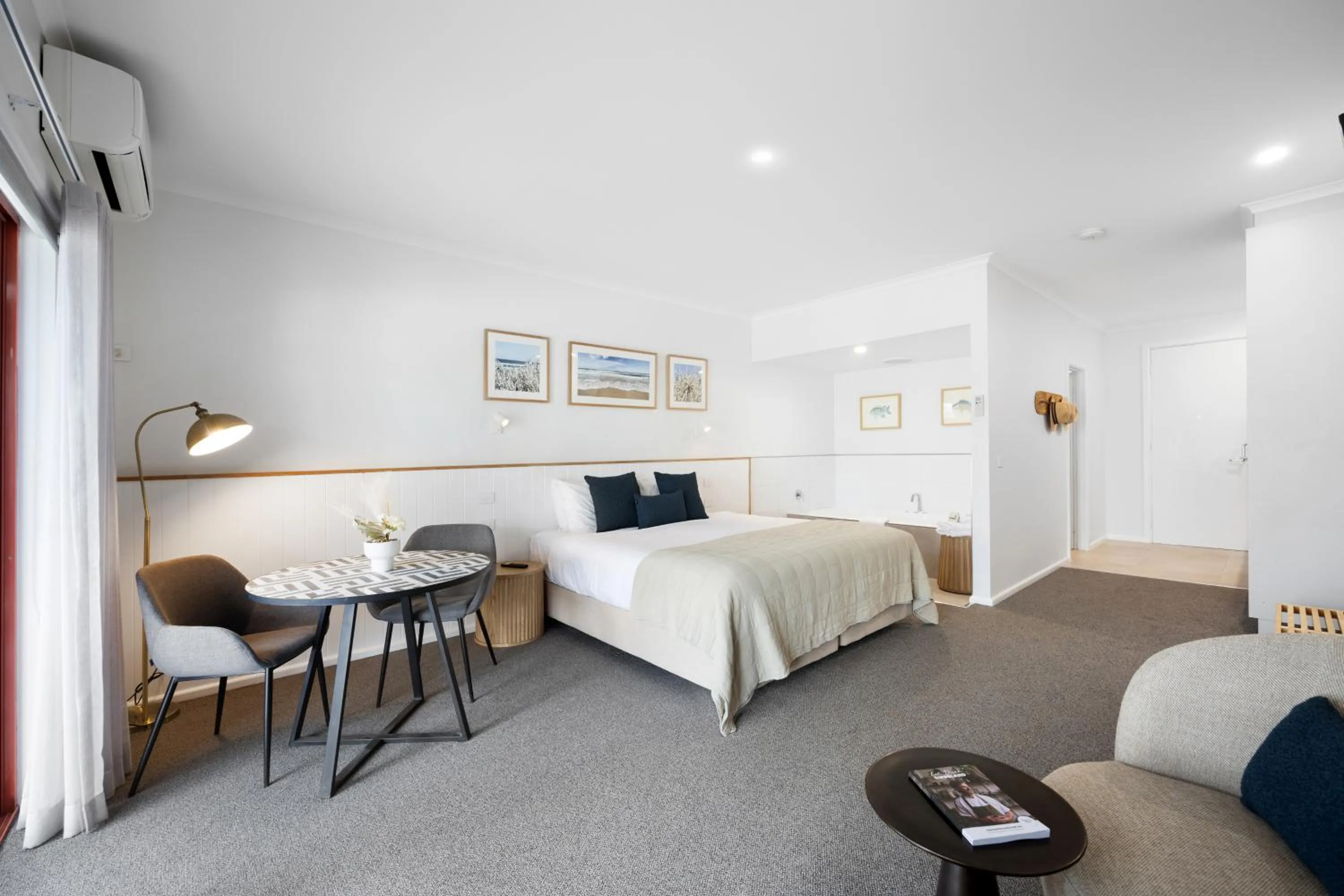 Bed in Mariners Cove Waterfront Motel and Apartments