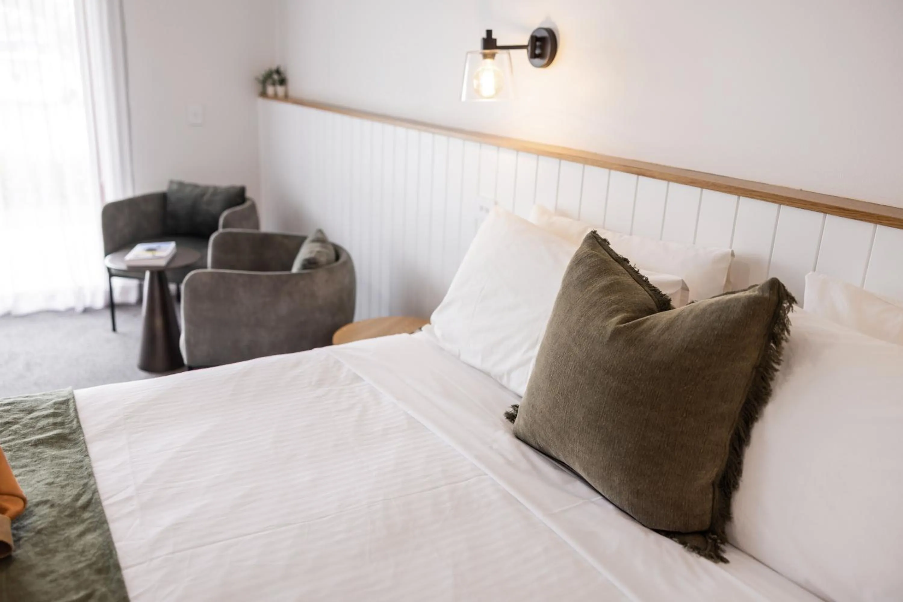 Bed in Mariners Cove Waterfront Motel and Apartments