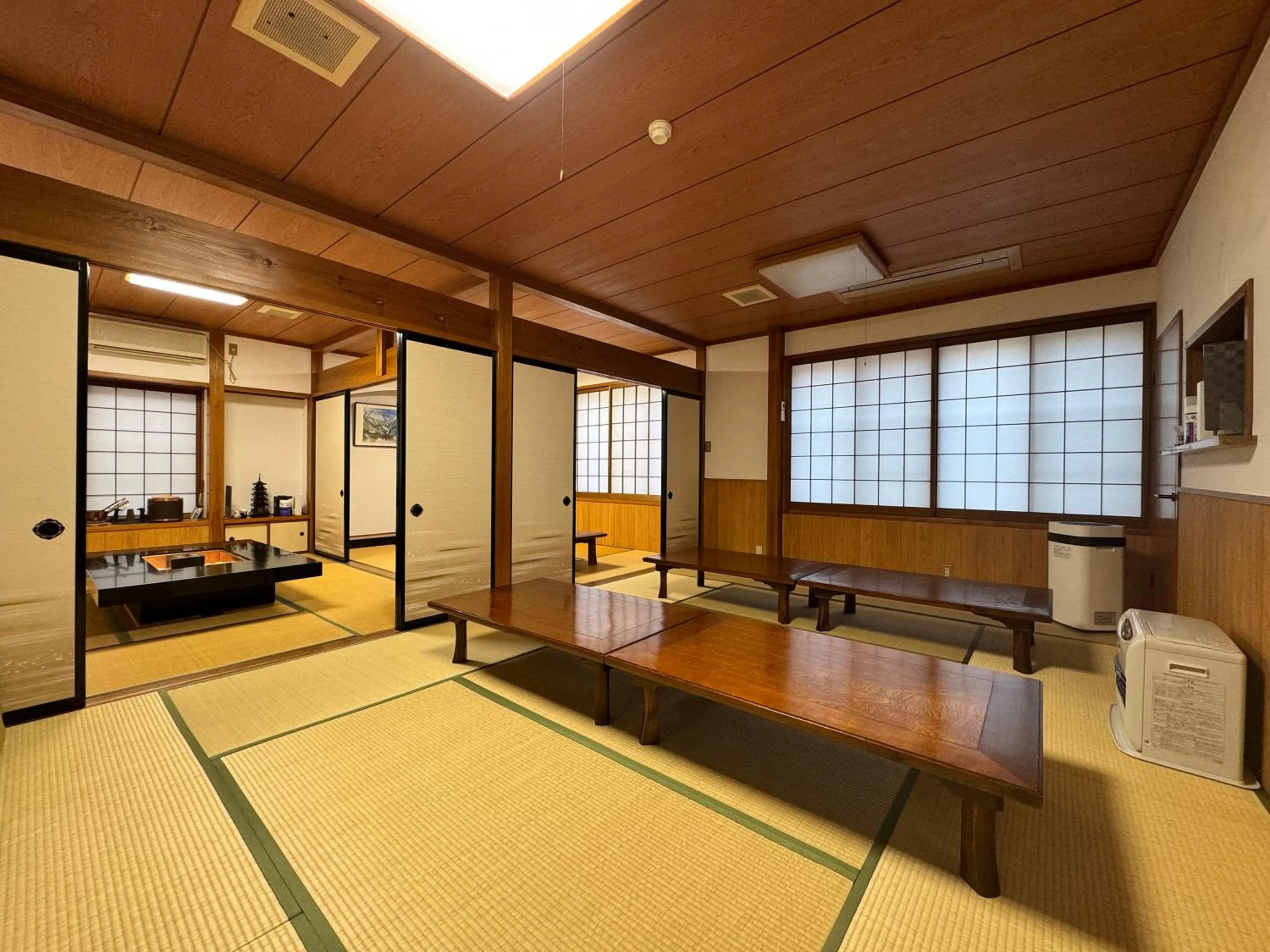 Dining area, Bed in Shiroyamasou