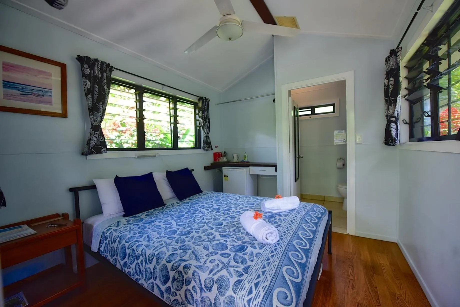 Restaurant/places to eat, Bed in Thornton Beach Bungalows Daintree