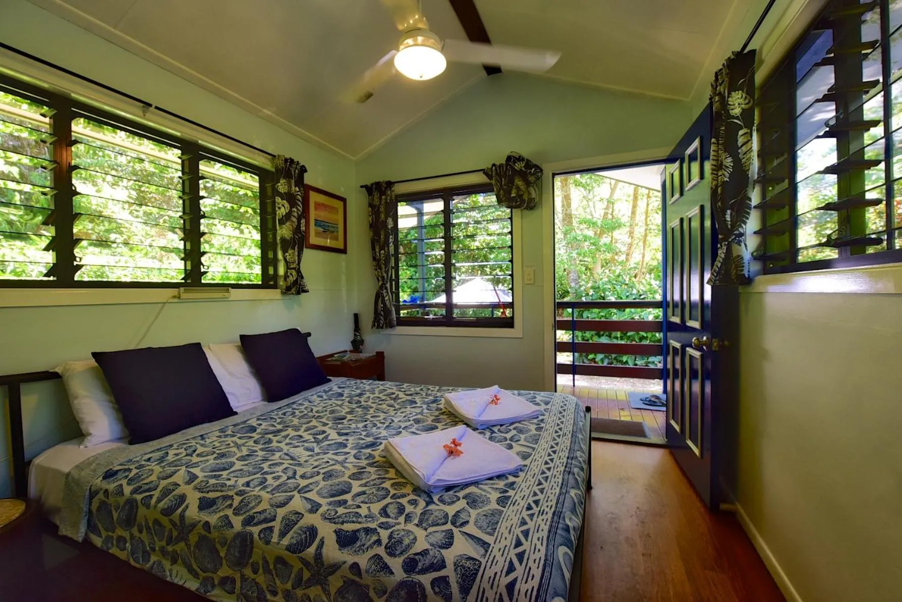 Shower, Bed in Thornton Beach Bungalows Daintree