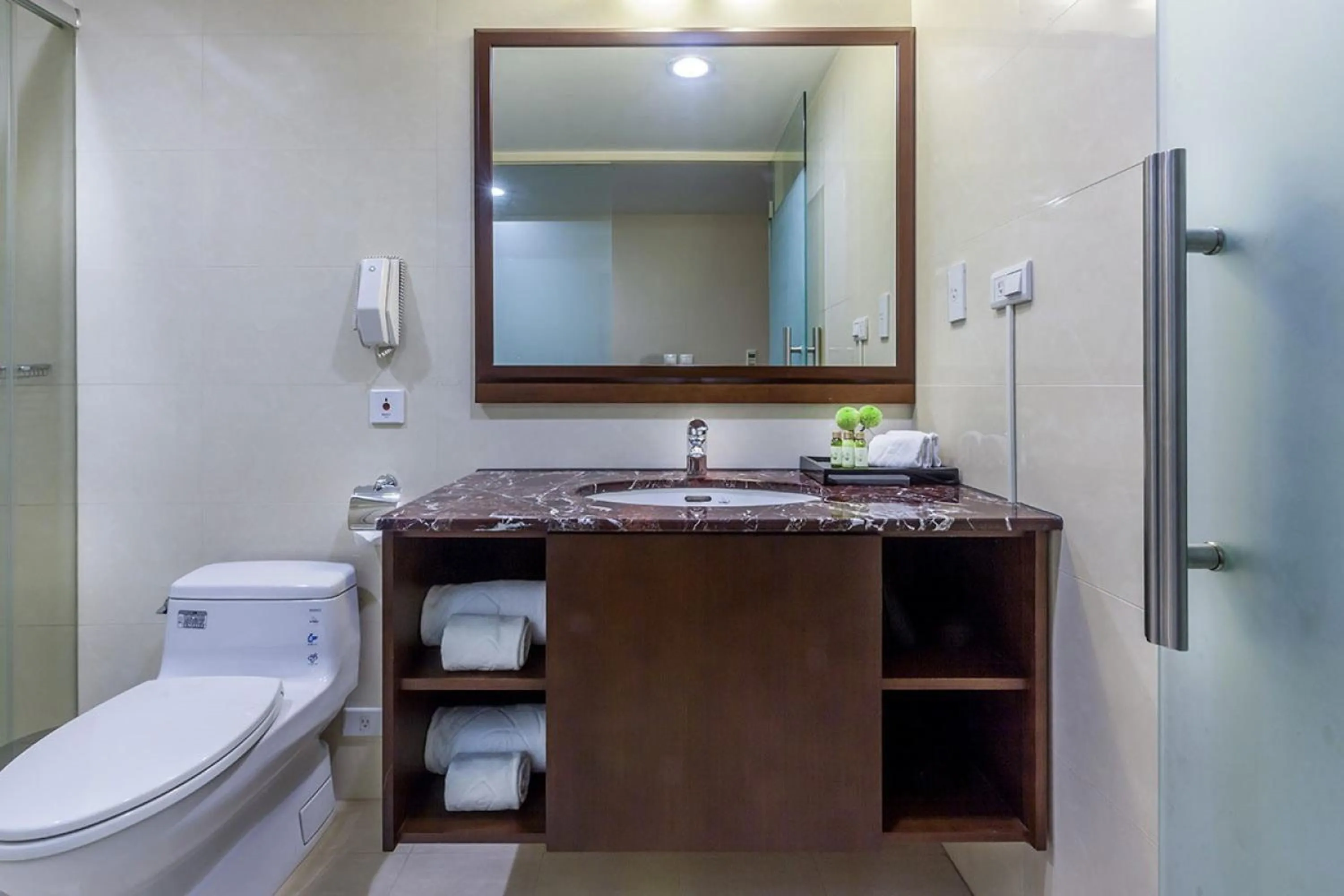 Toilet in CHECK inn Taipei Neihu