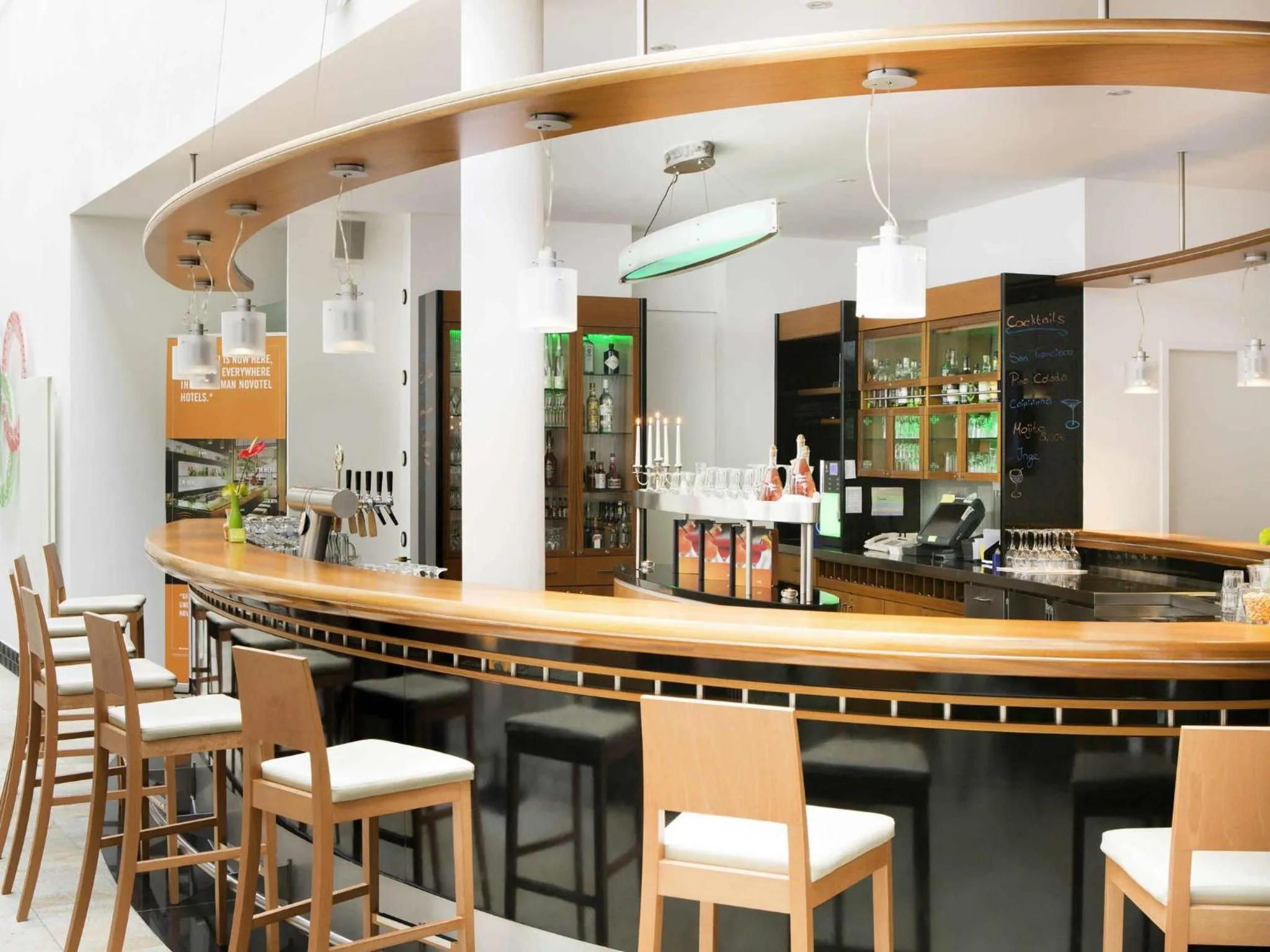 Lounge or bar in NOVOTEL Hildesheim City