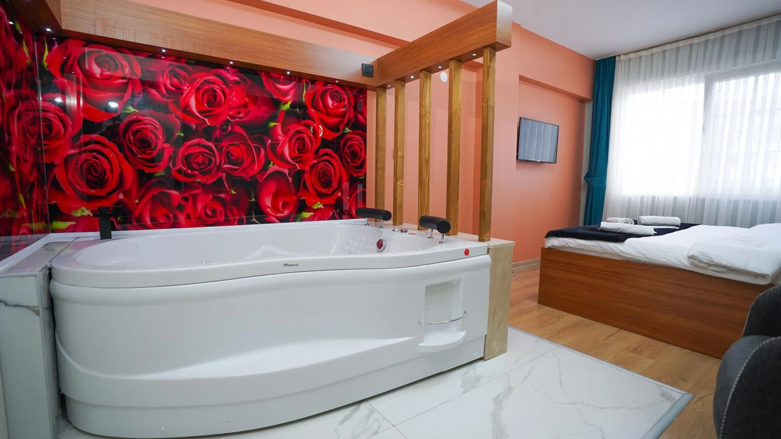 Hot Tub, Bed in Luka Suit Hotel