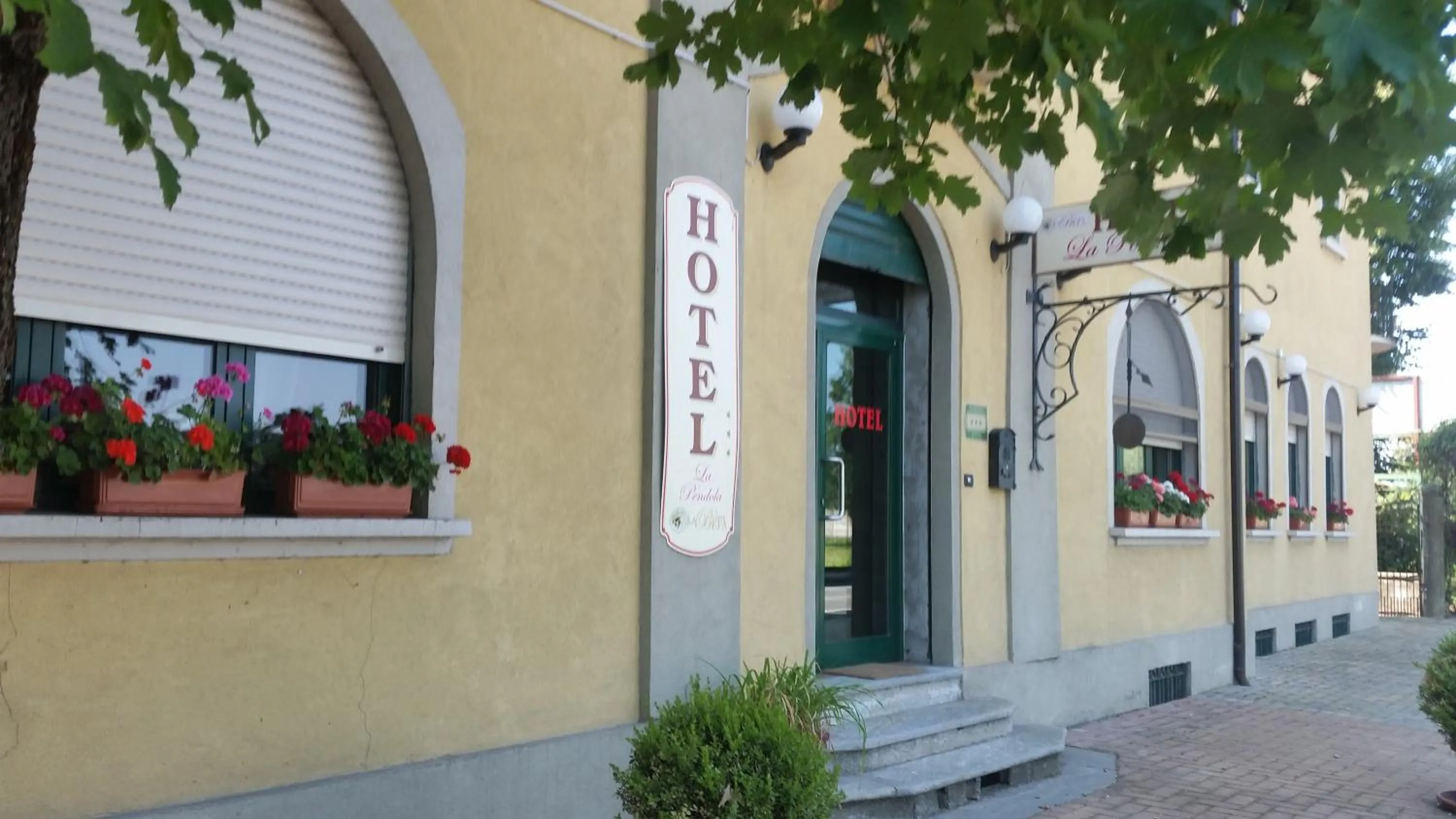 Facade/entrance in Hotel La Pendola
