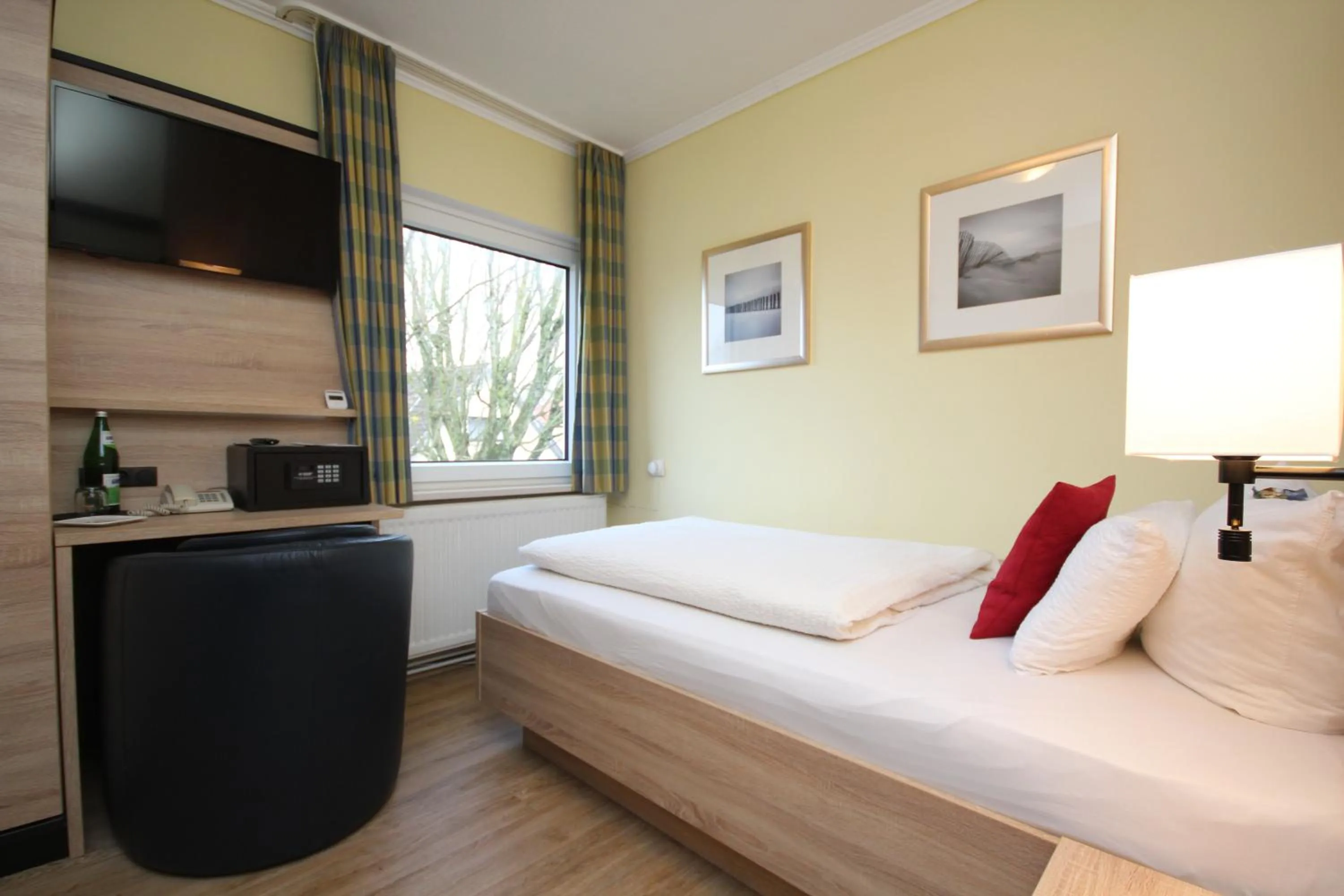 Bedroom, Bed in Hotel Morgensonne garni