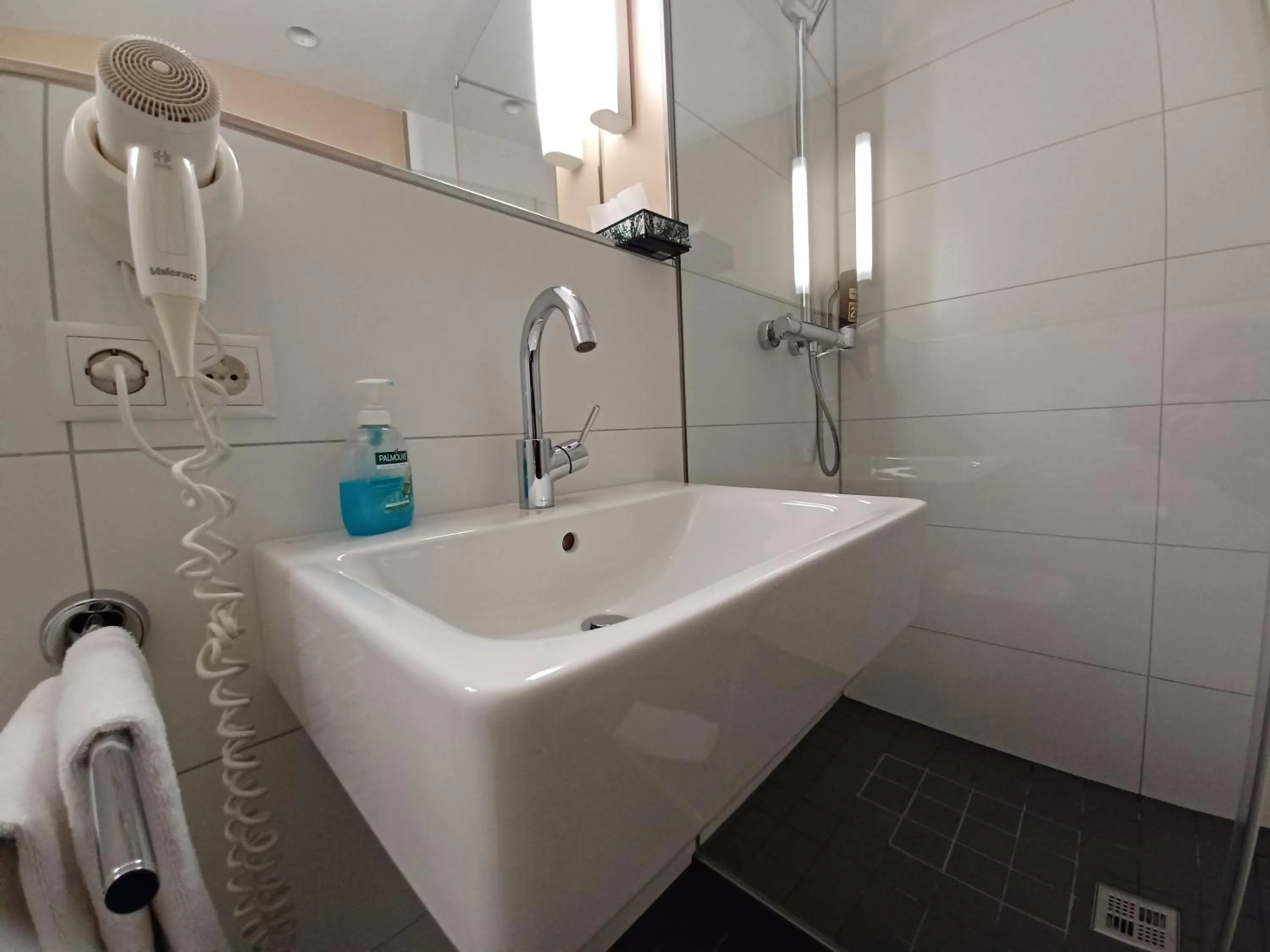 Shower in Hotel Europa