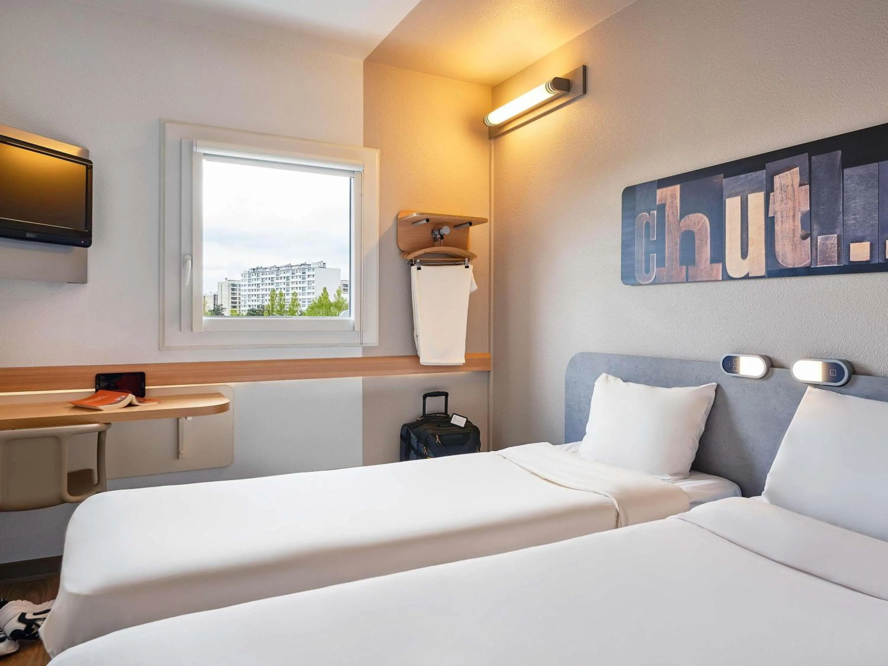 Bedroom, Bed in Ibis Budget Vélizy