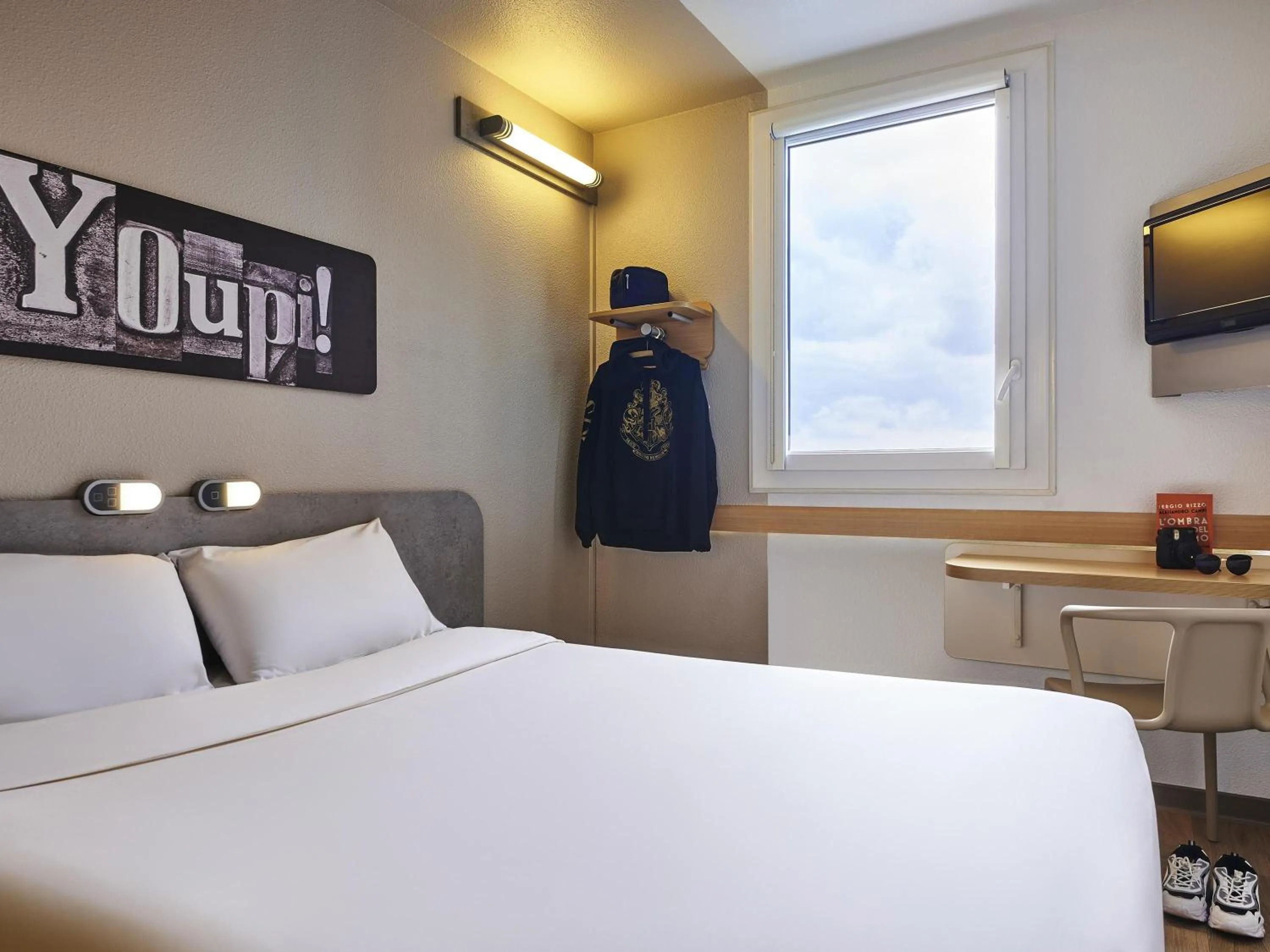 Bedroom, Bed in Ibis Budget Vélizy