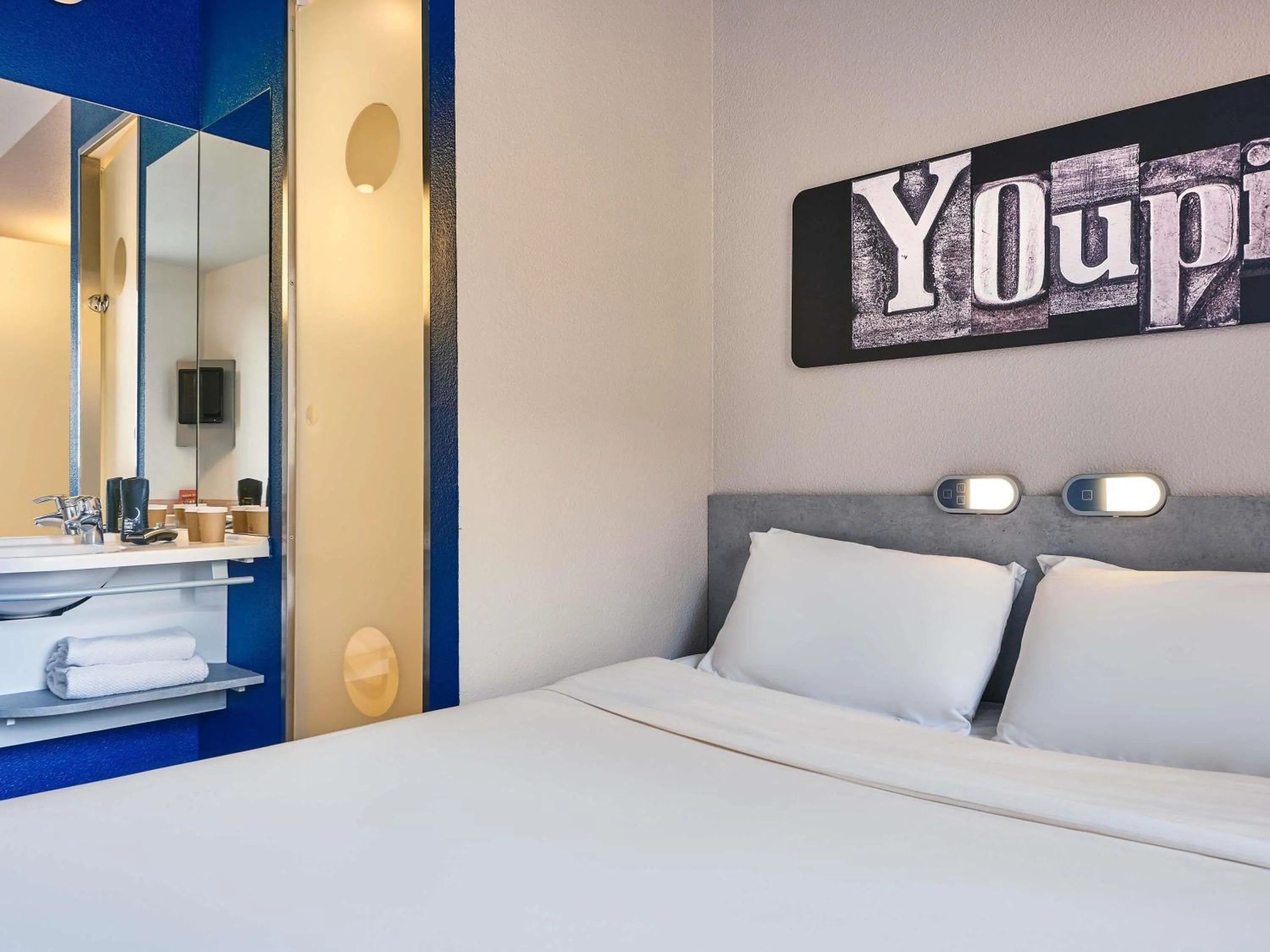 Bedroom, Bed in Ibis Budget Vélizy