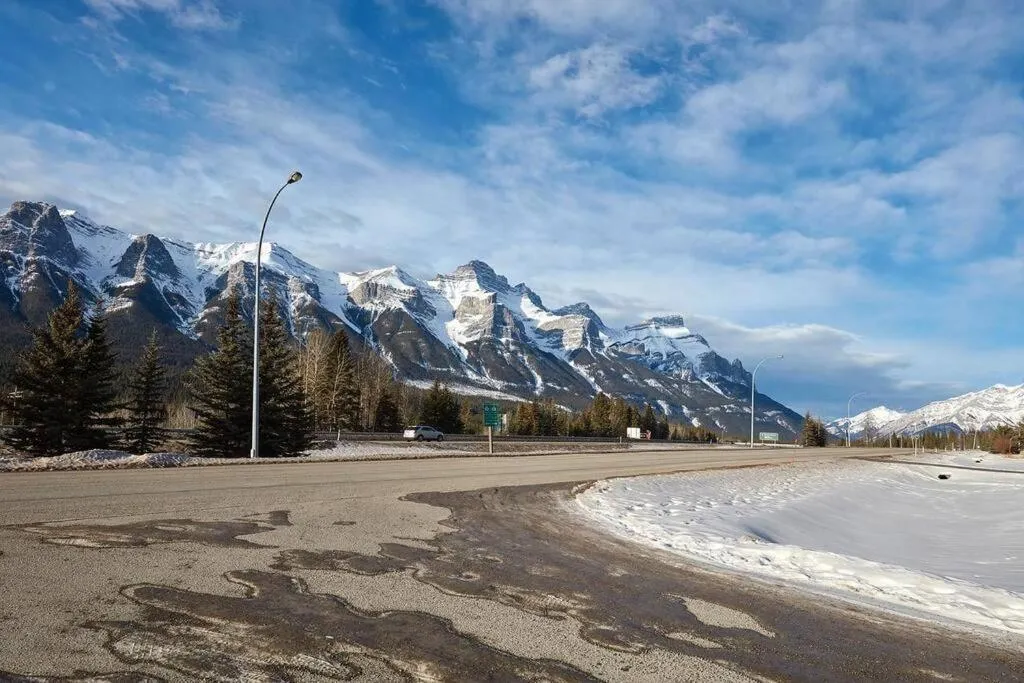 Mountain Gate - Pet Friendly 2BR w Mountain Views and open hot tub