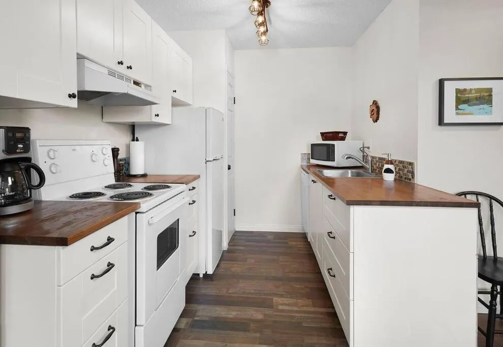 Mountain Gate - Pet Friendly 2BR w Mountain Views and open hot tub