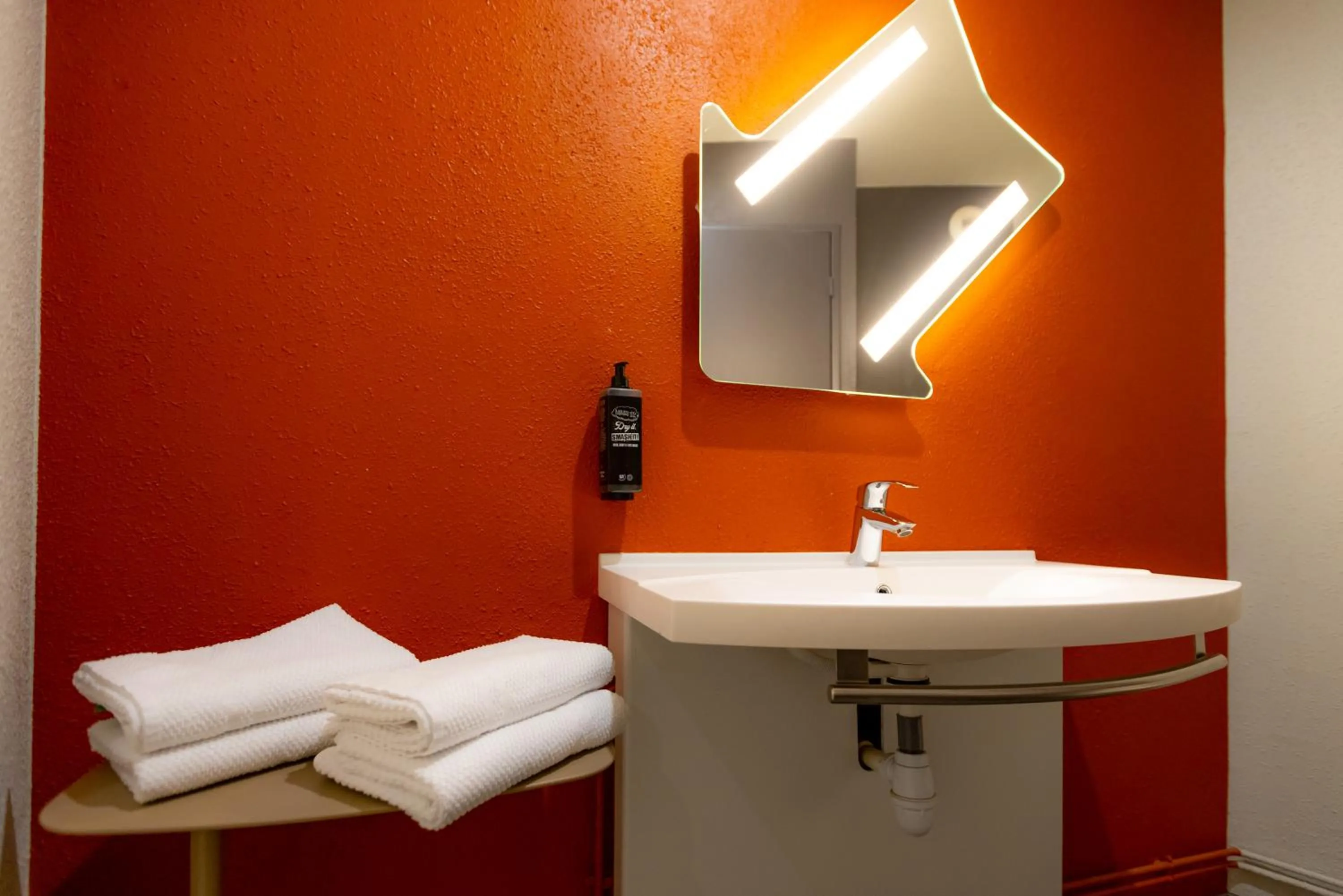 Bathroom in ibis budget Besançon Centre Gare