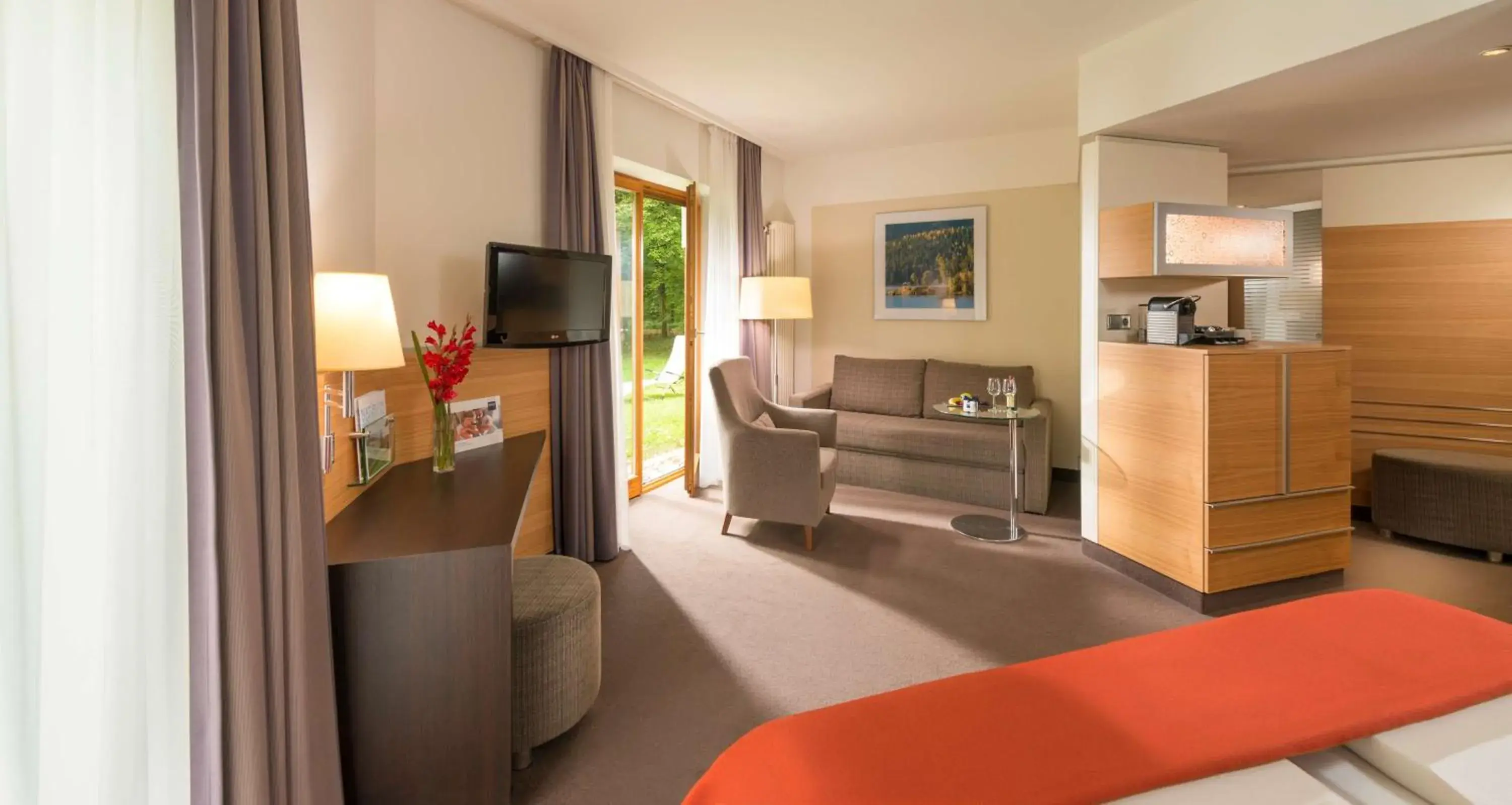 Deluxe Double Room (2 Adults + 1 Child) in Dorint Thermenhotel Freiburg Deluxe Double Room (2 Adults + 1 Child) in Dorint Thermenhotel Freiburg