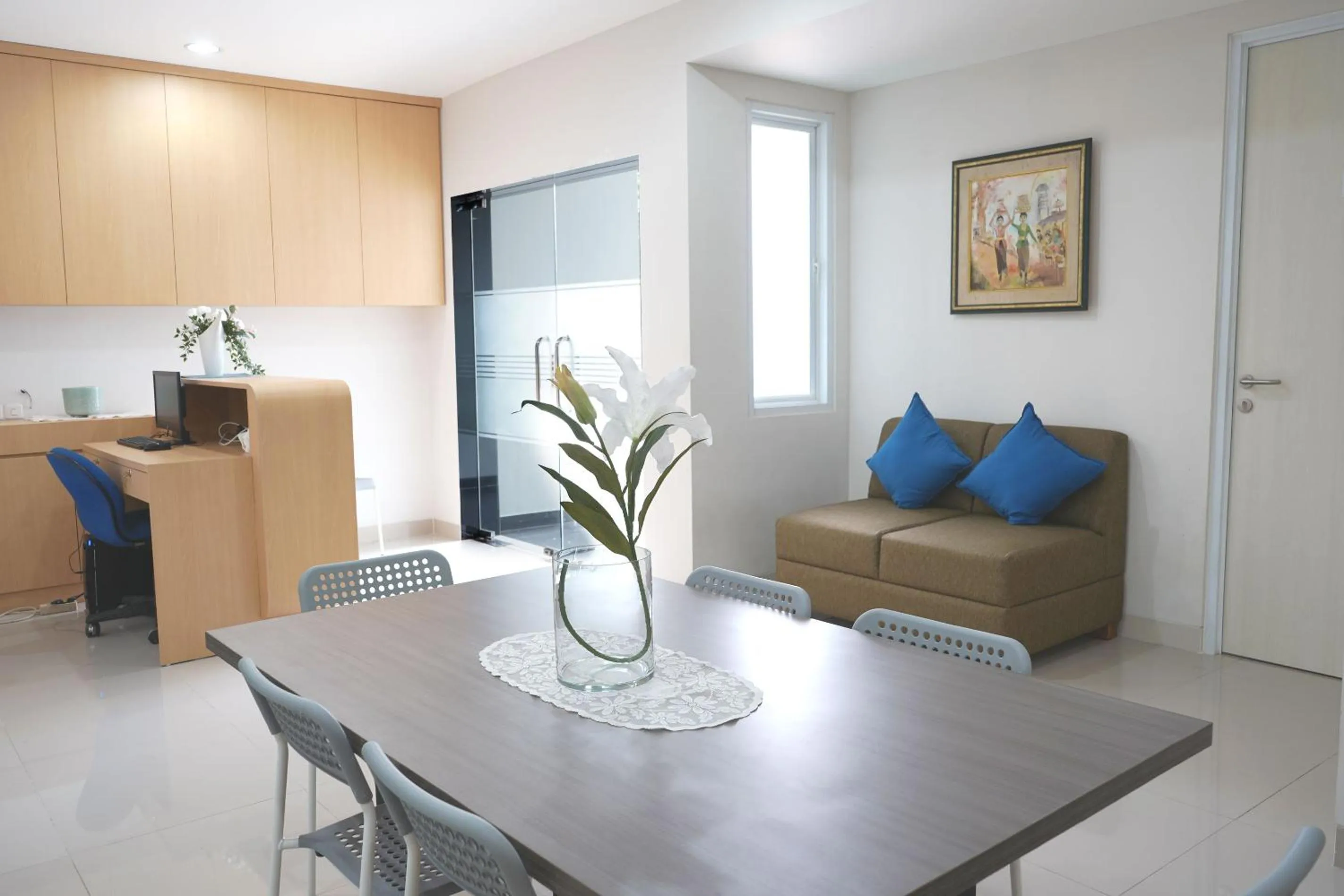 Living room in UROOMS Senayan