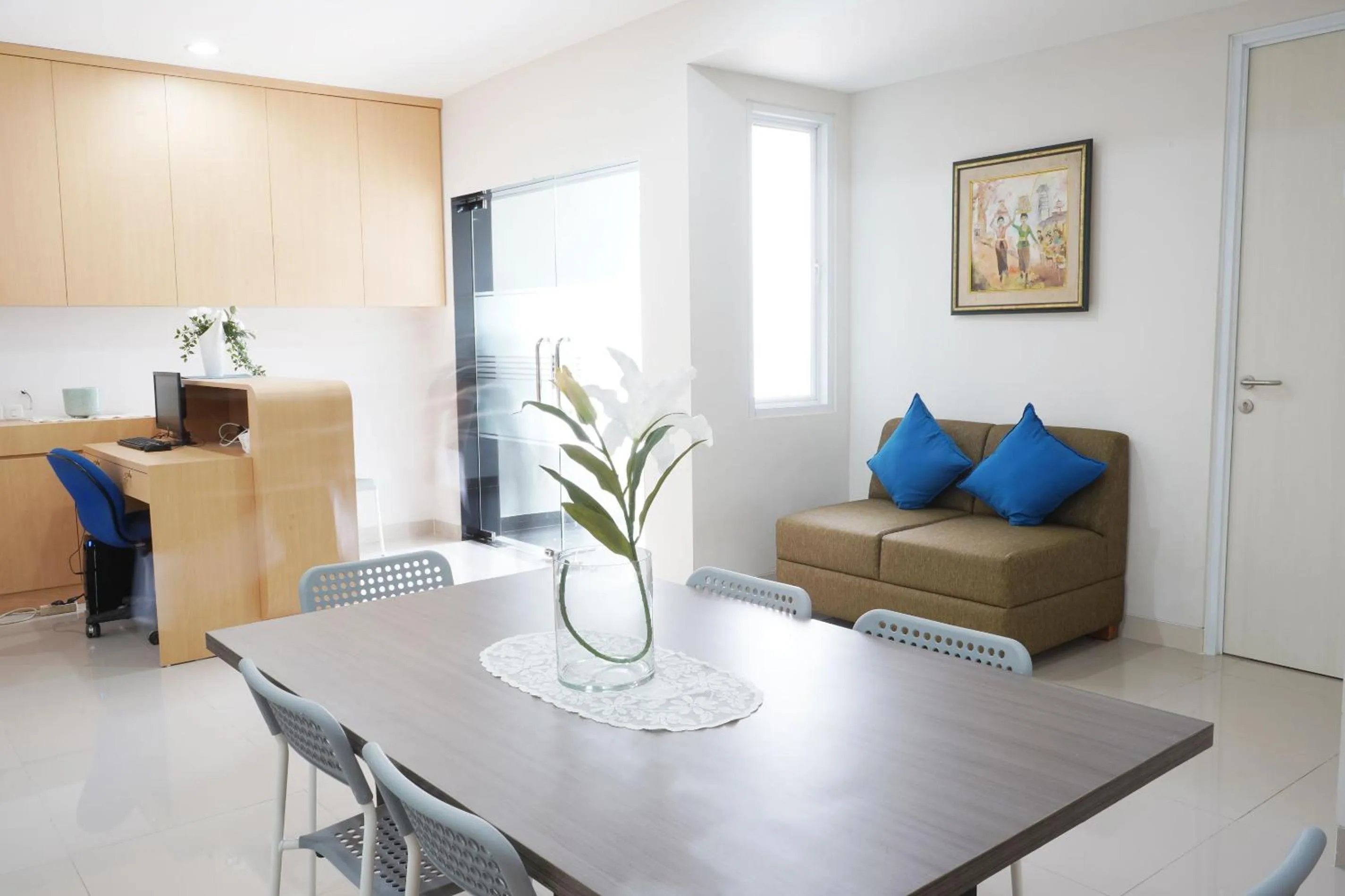 Living room in UROOMS Senayan