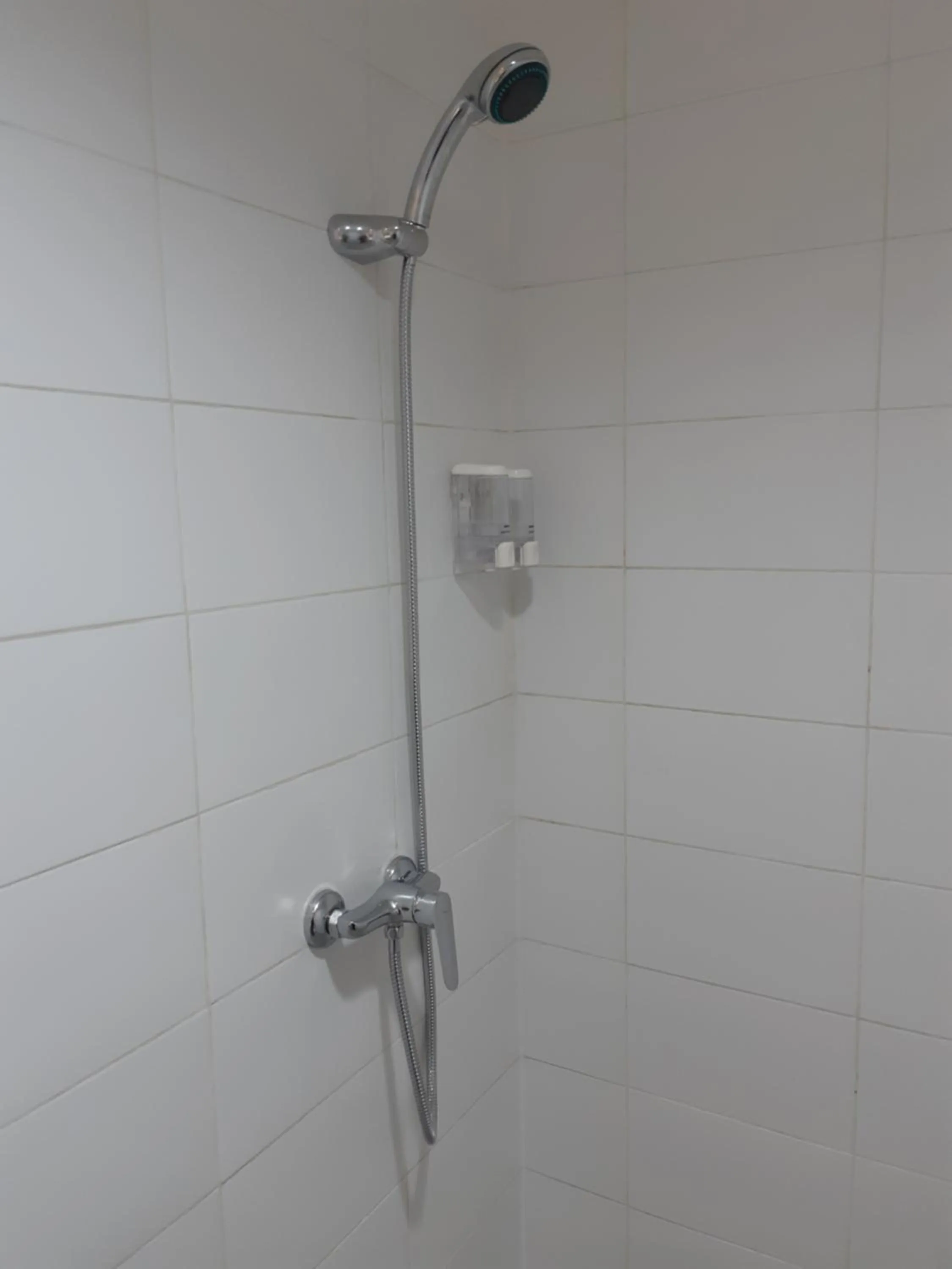 Shower in UROOMS Senayan