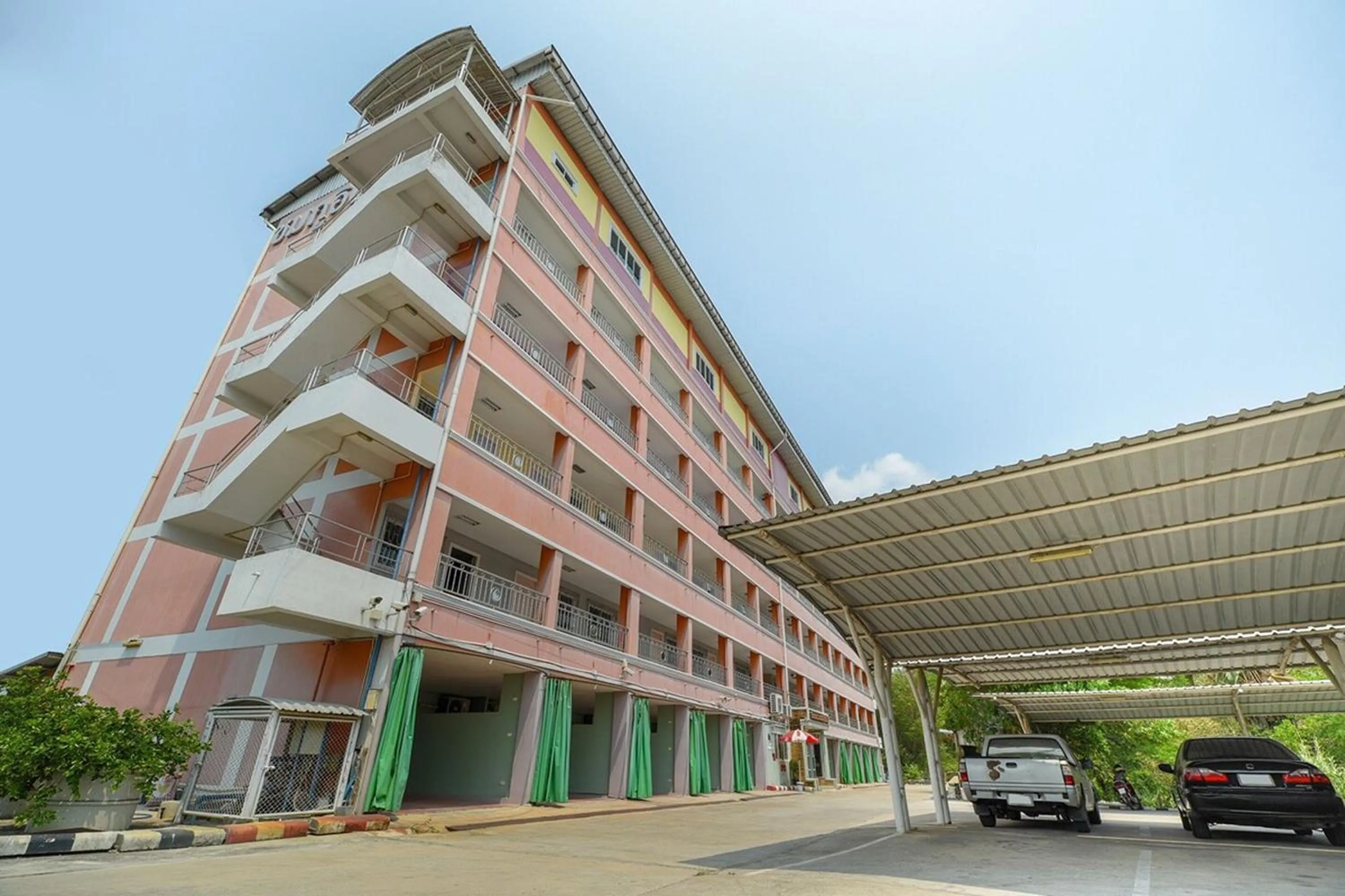 Property building in Chompoo Inn