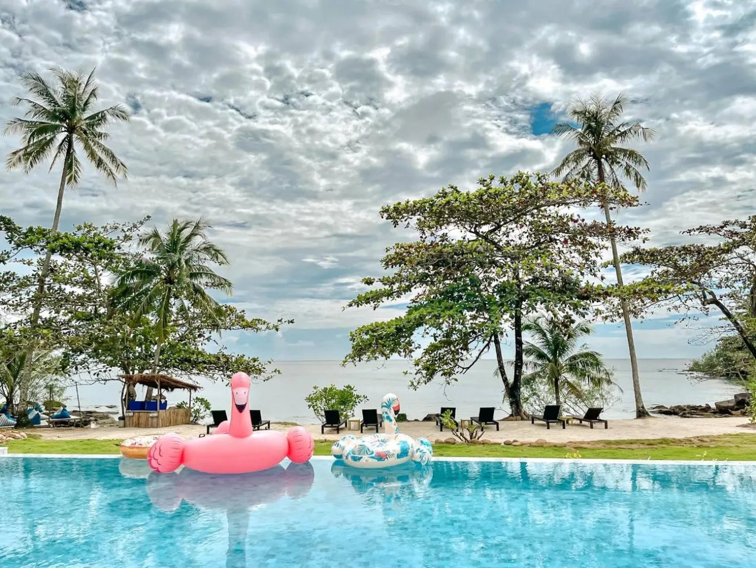 Swimming pool in Shantaa Resort, Kohkood