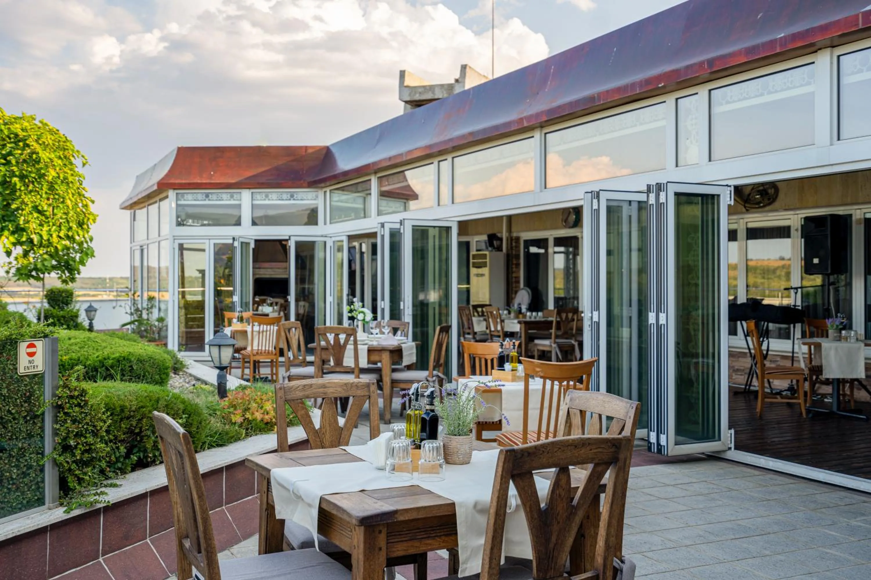 Restaurant/places to eat in Hissar Spa Hotel