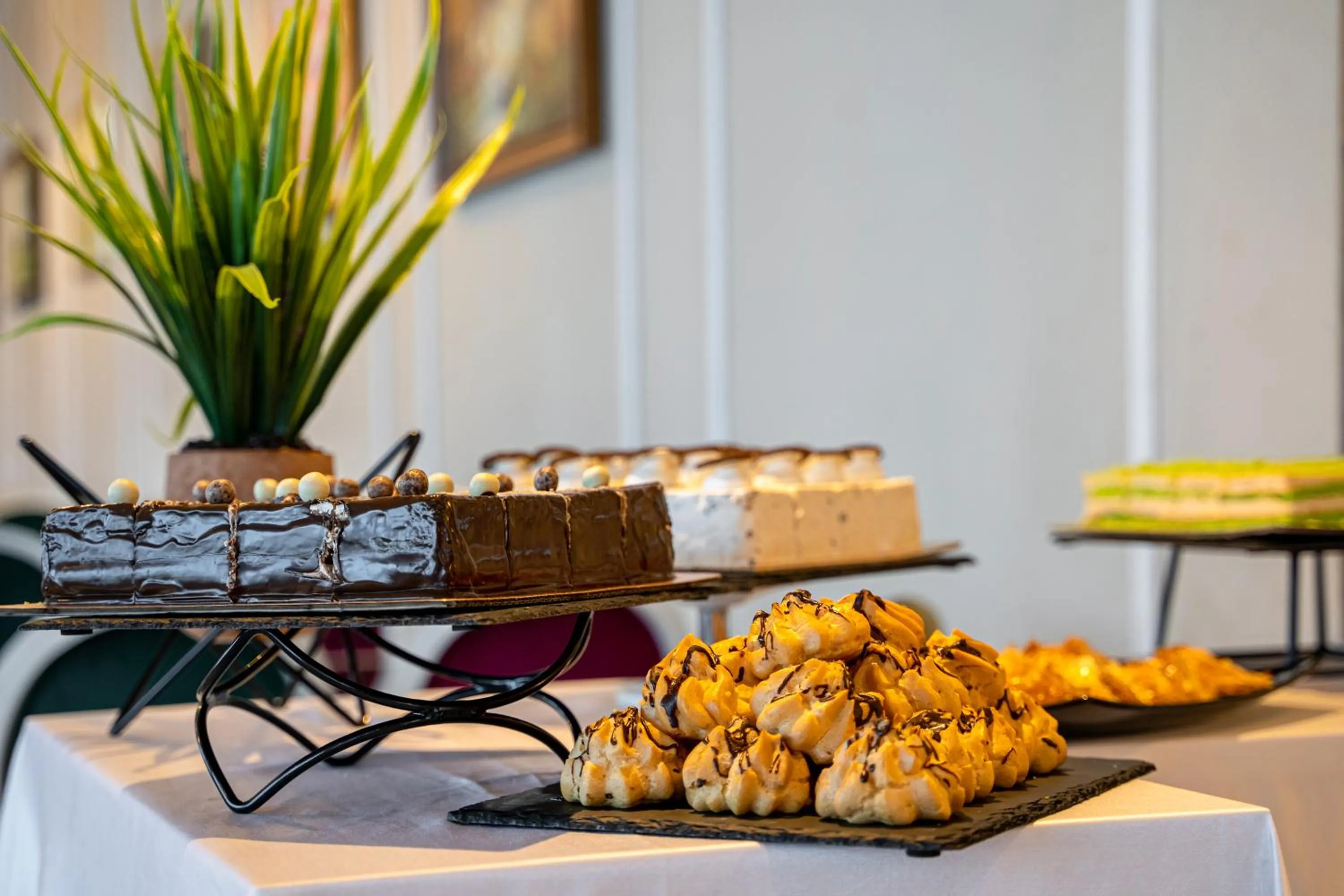 Restaurant/places to eat in Hissar Spa Hotel