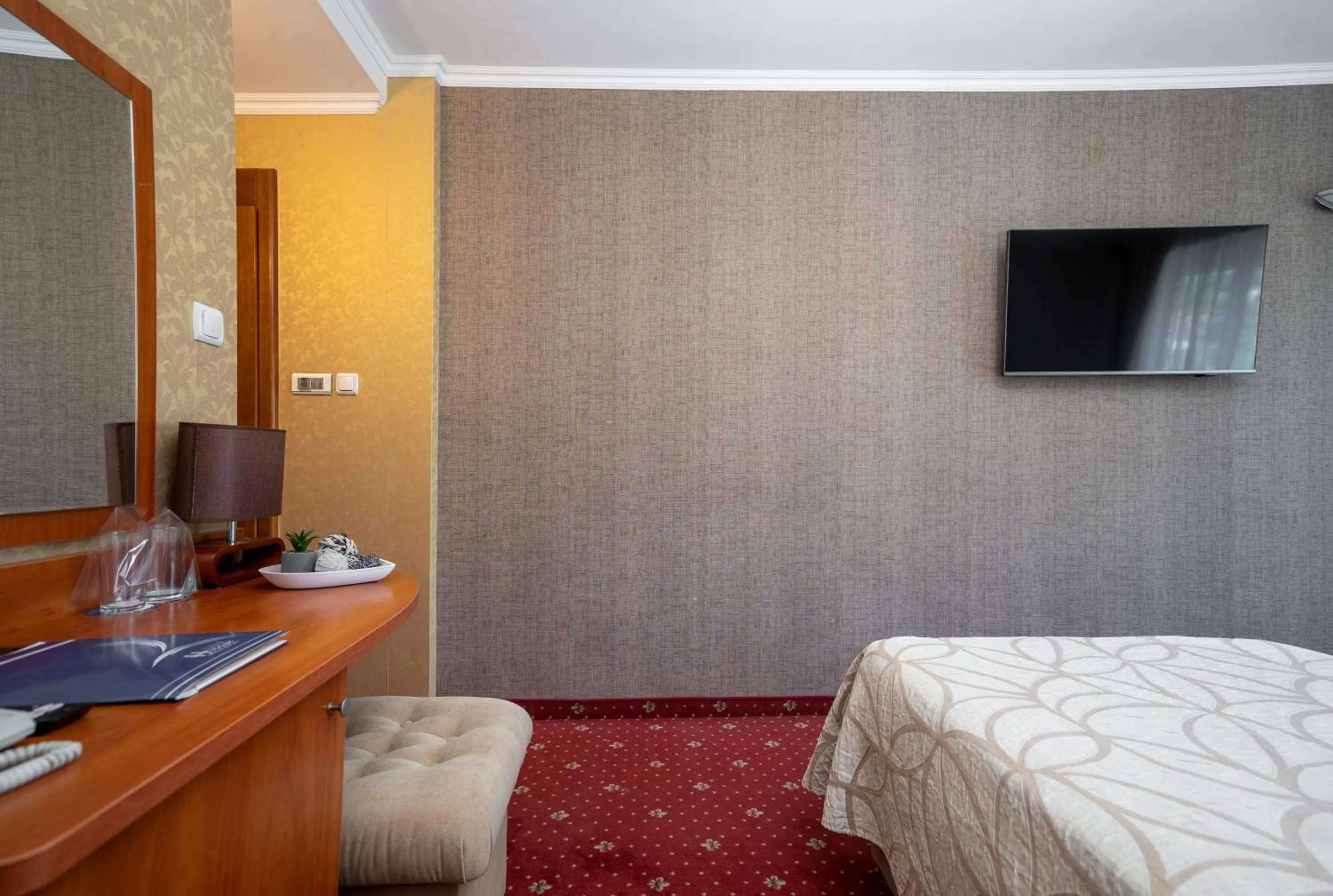 Photo of the whole room, Bed in Hissar Spa Hotel