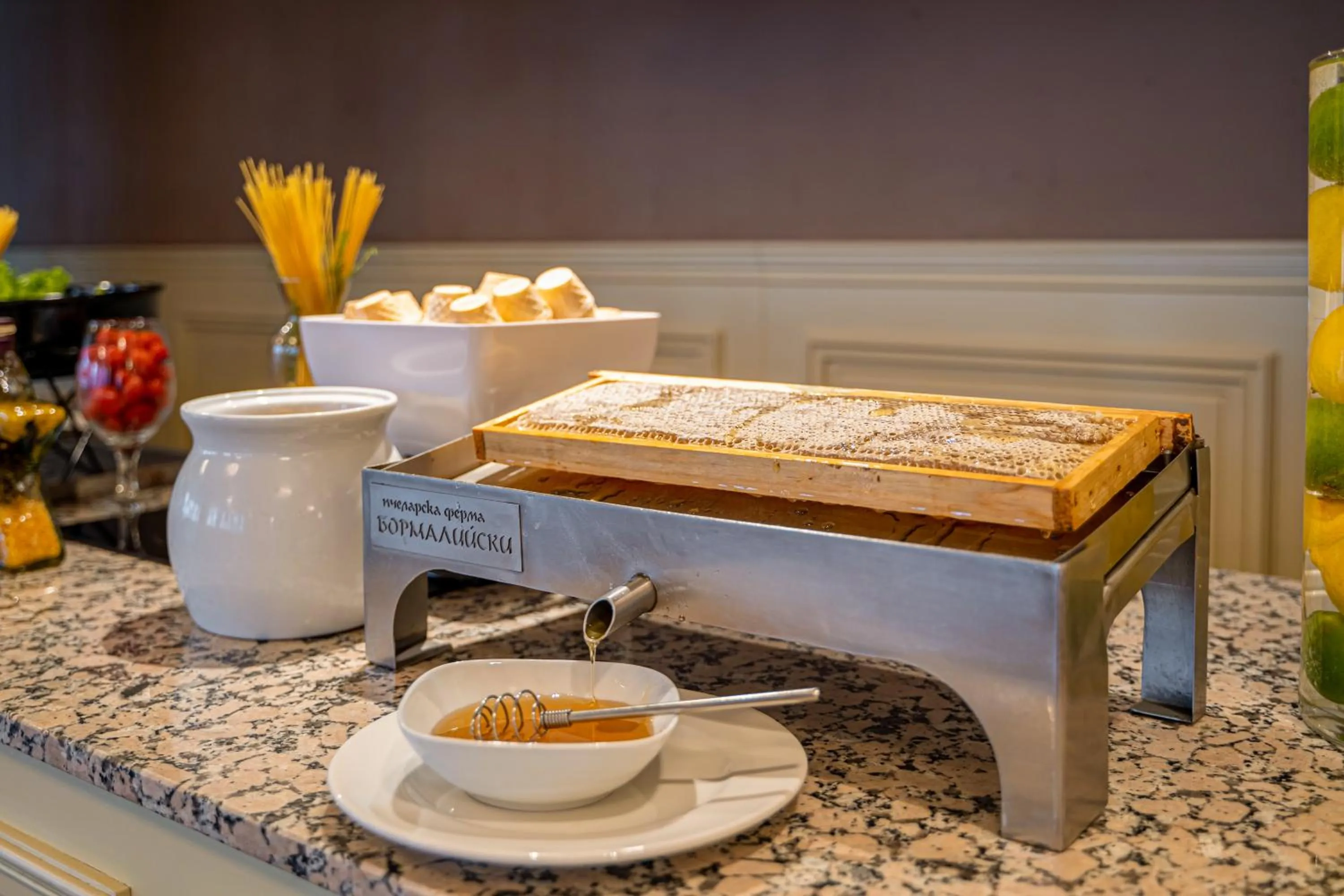 Restaurant/places to eat in Hissar Spa Hotel