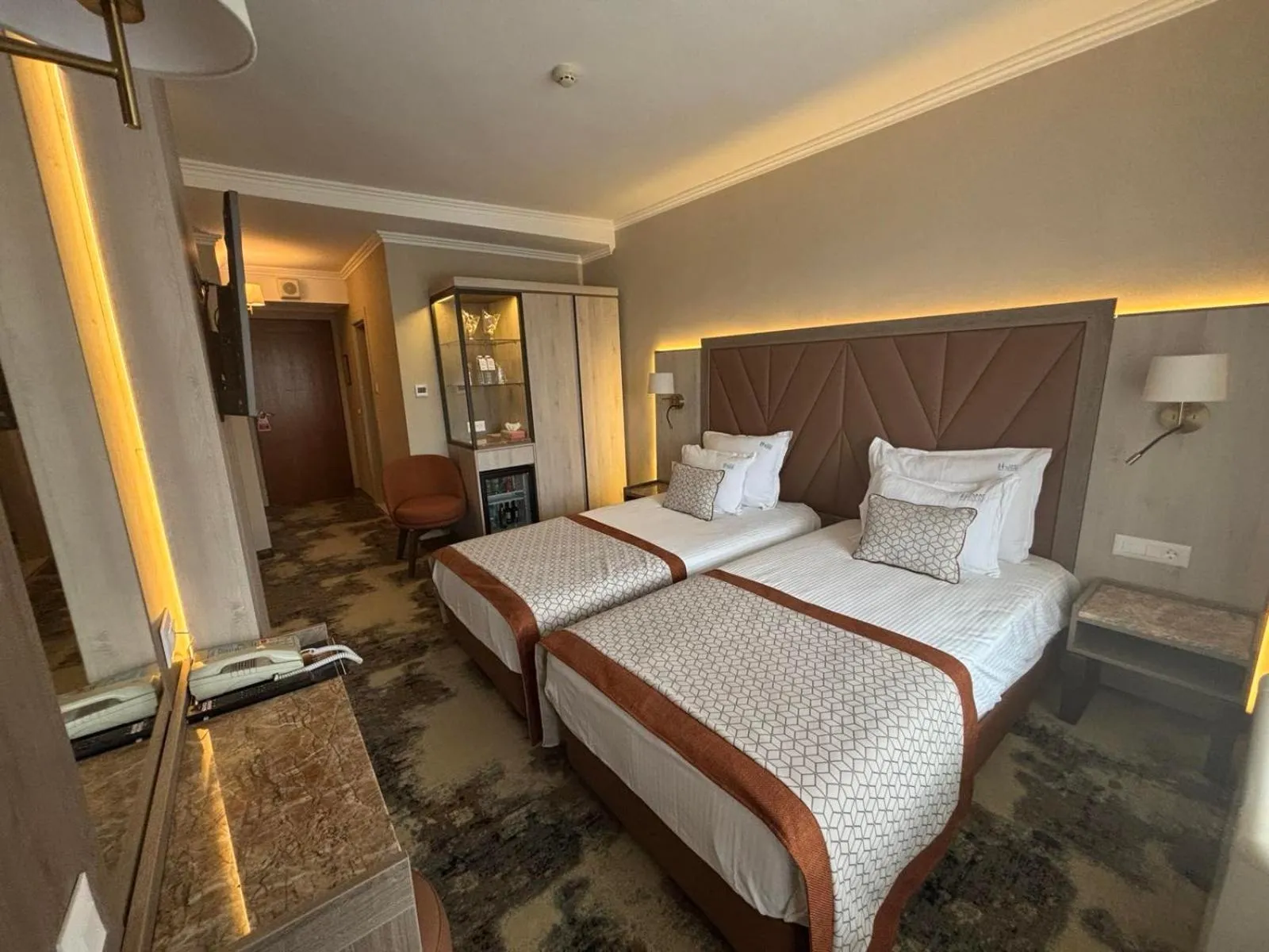 Photo of the whole room, Bed in Hissar Spa Hotel