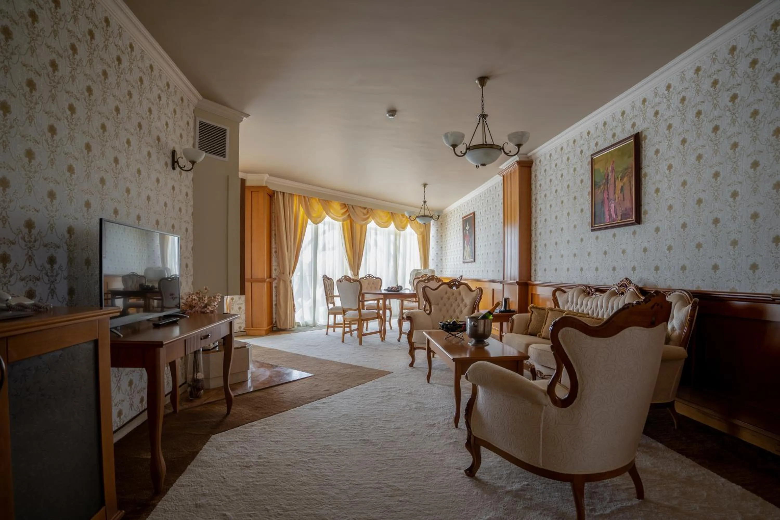 Communal lounge/ TV room in Hissar Spa Hotel