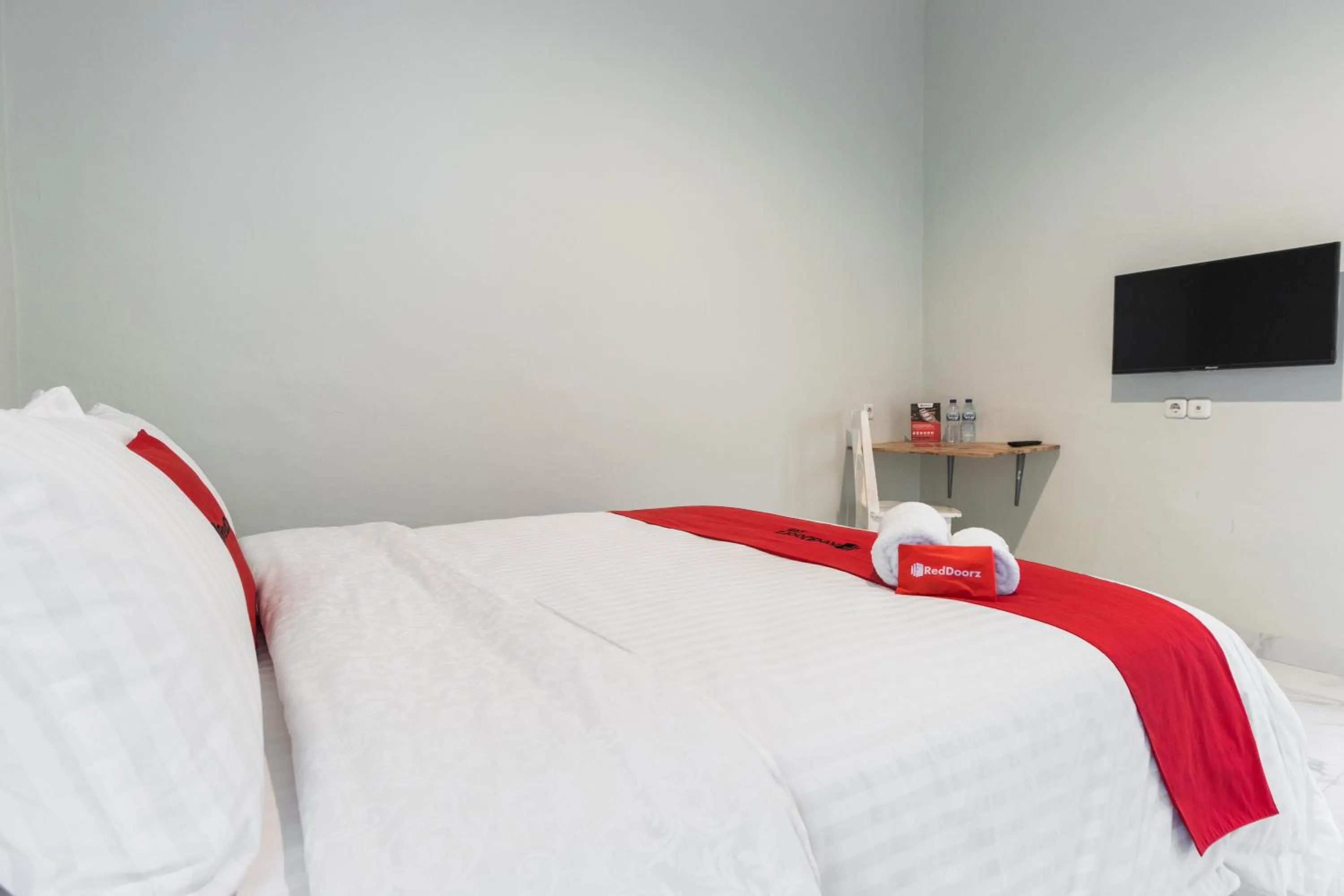 Bed in RedDoorz Plus near RS USU Medan 2