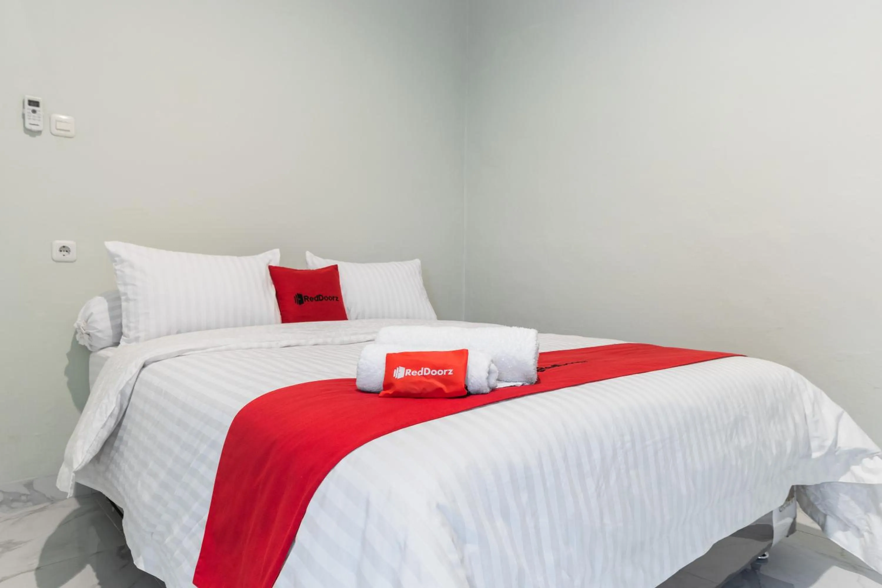 Bed in RedDoorz Plus near RS USU Medan 2