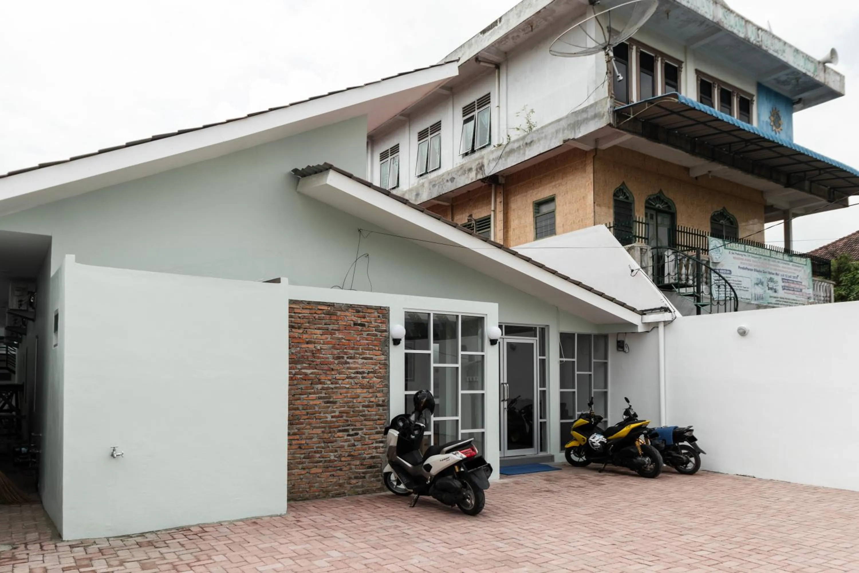 RedDoorz Plus near RS USU Medan 2