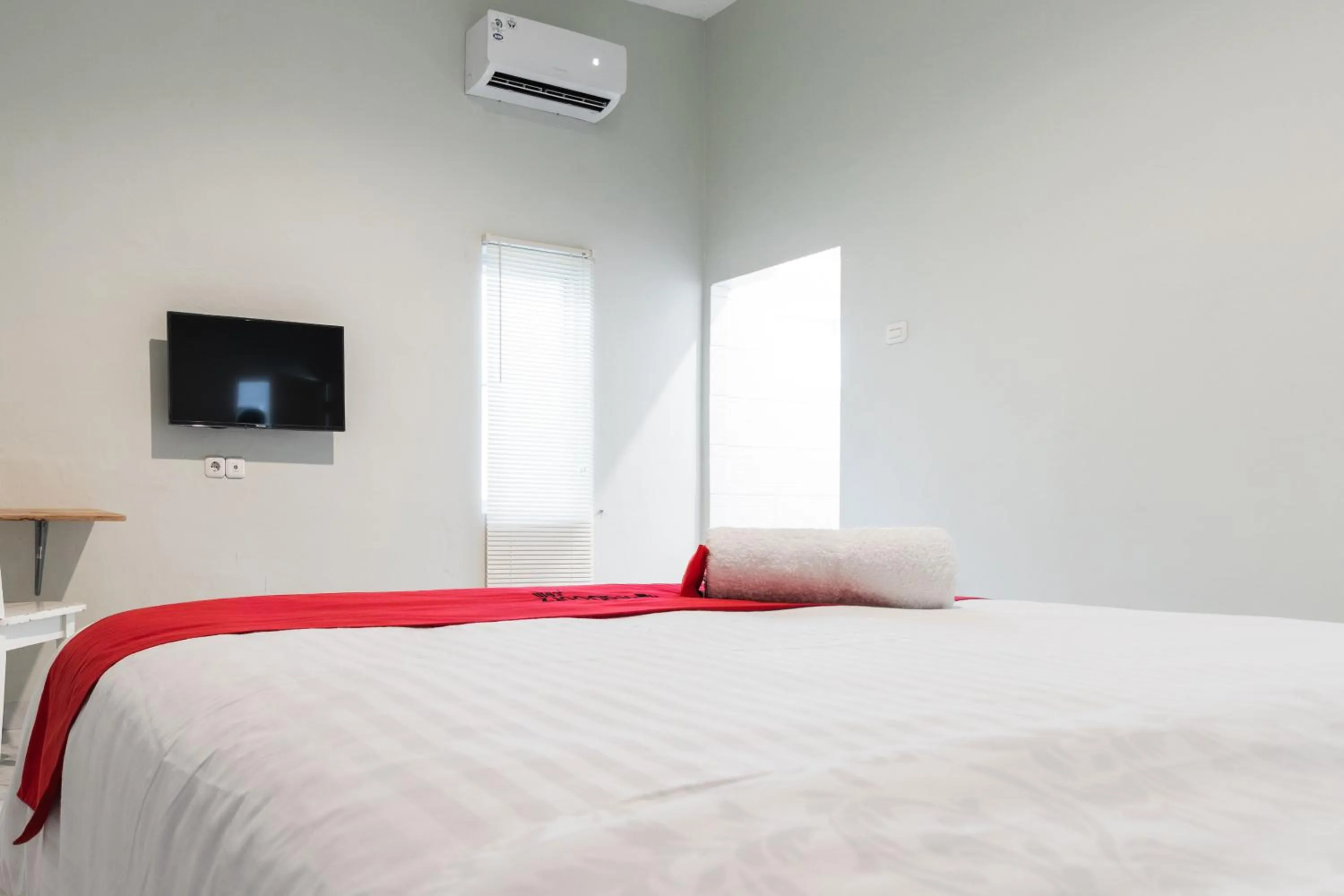 Bed in RedDoorz Plus near RS USU Medan 2