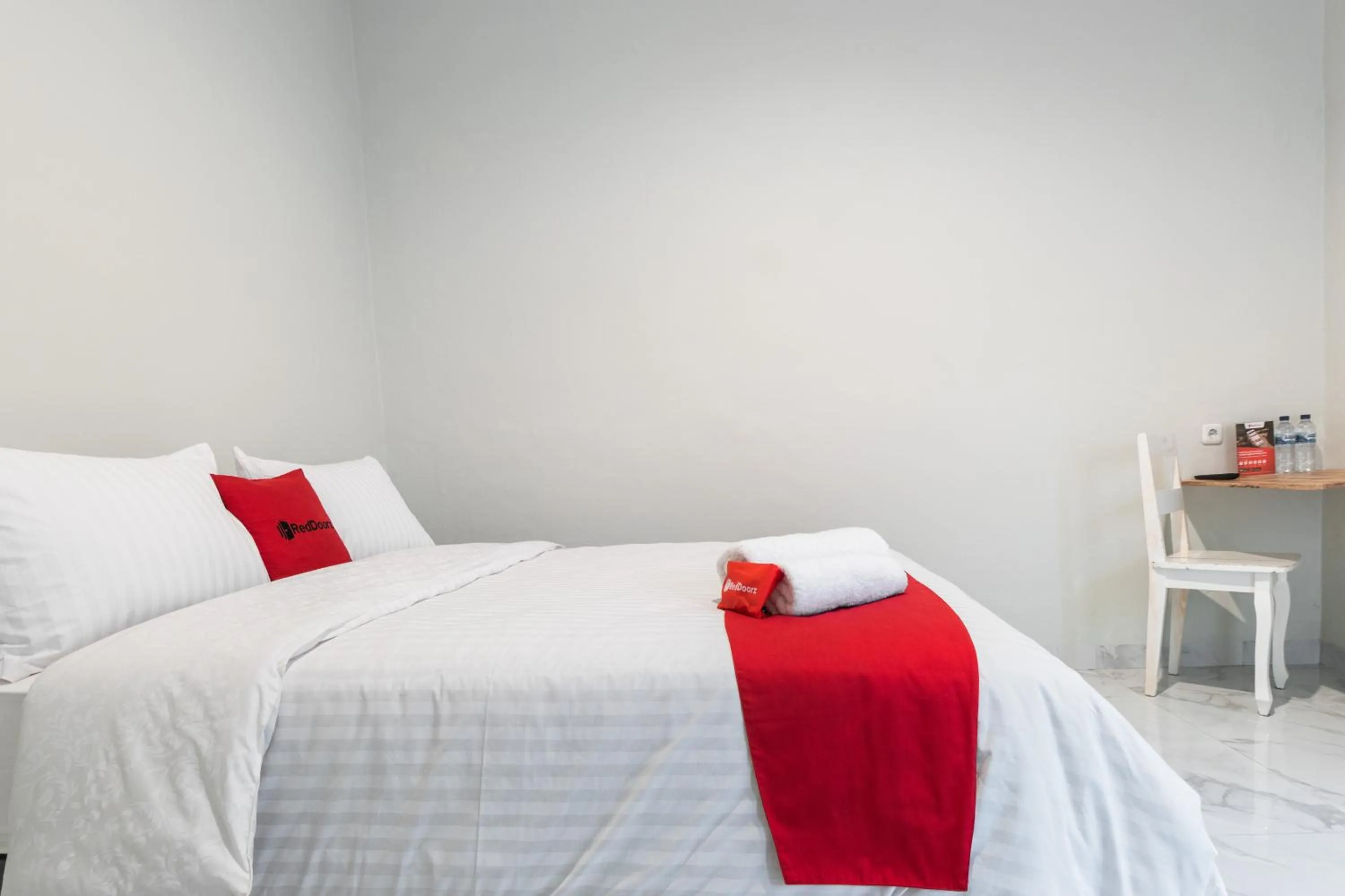 Bed in RedDoorz Plus near RS USU Medan 2