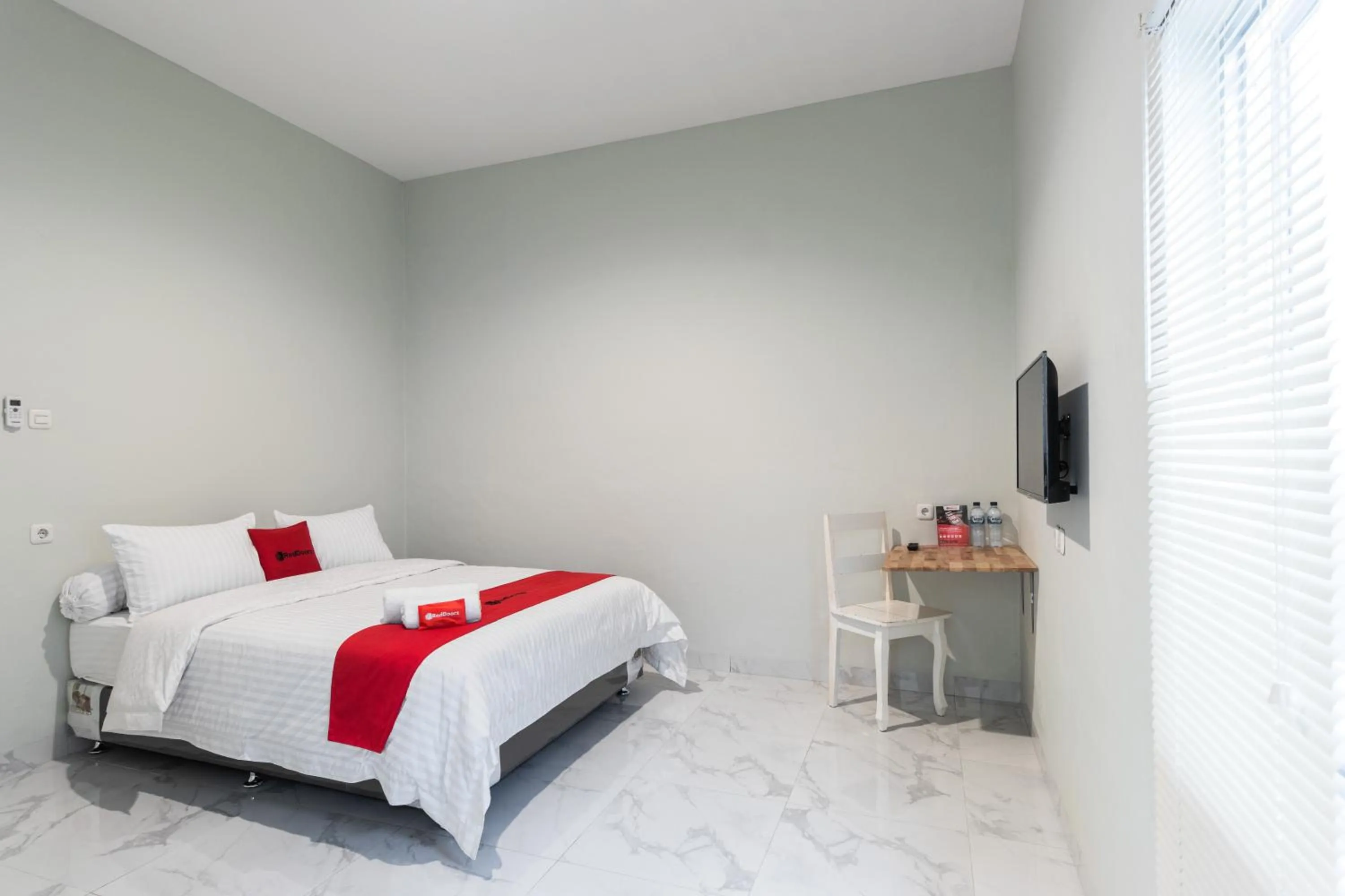 Bed in RedDoorz Plus near RS USU Medan 2