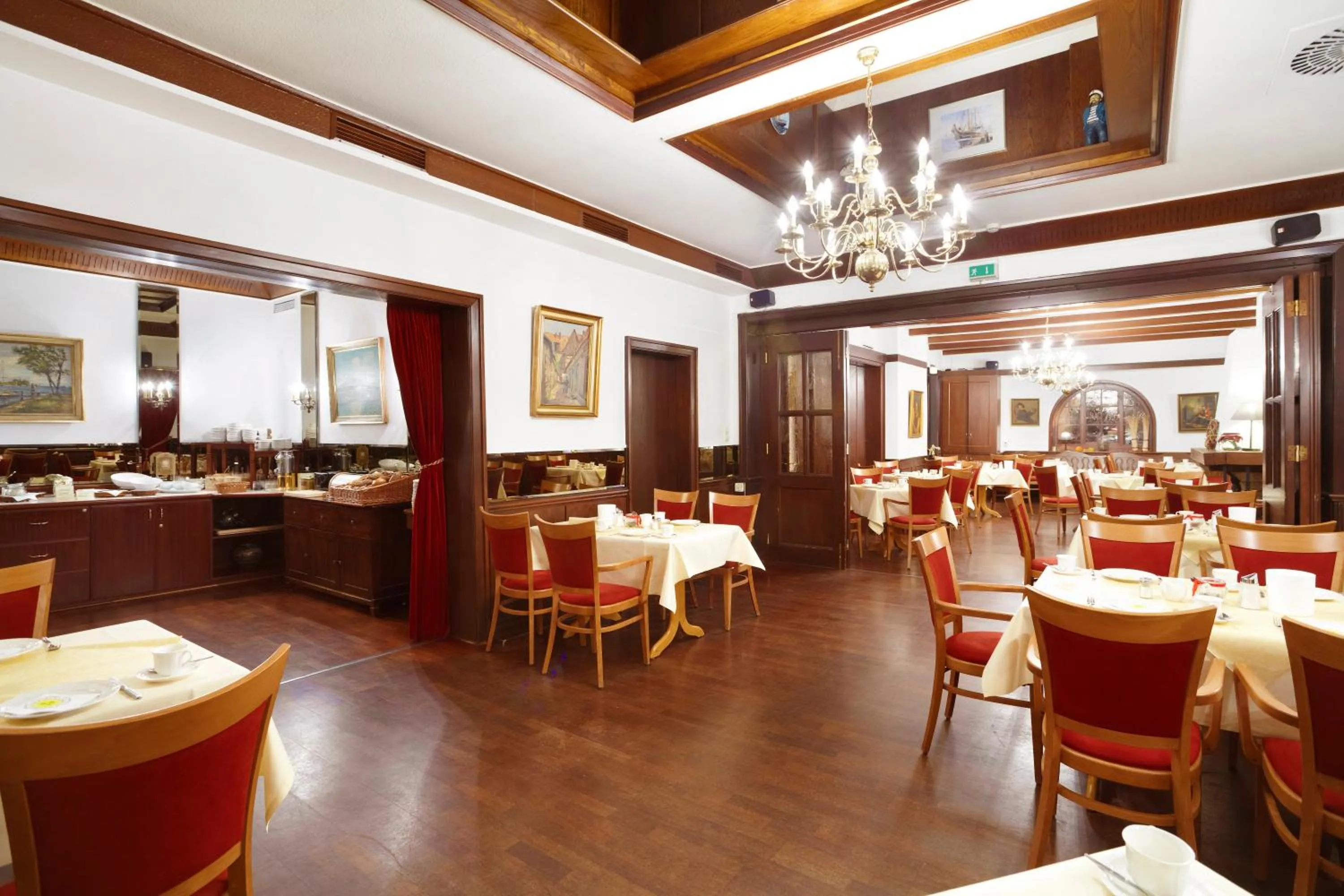 Restaurant/places to eat in Hotel Jensen