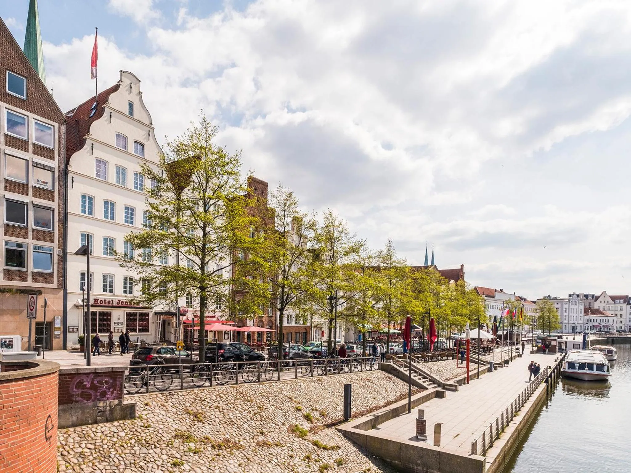 Property building in Hotel Jensen