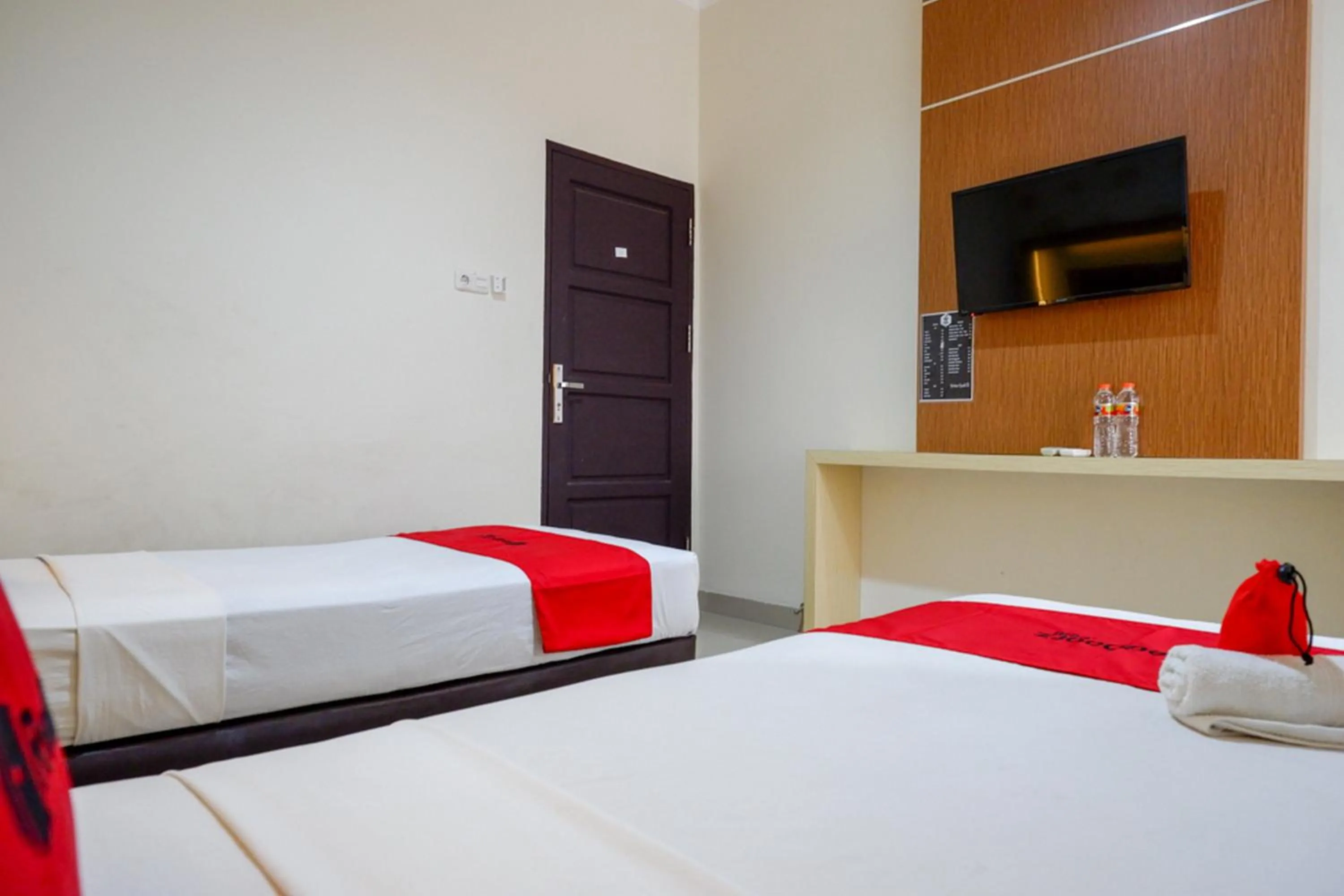 Bed in RedDoorz @ Hotel Bumi Palupy