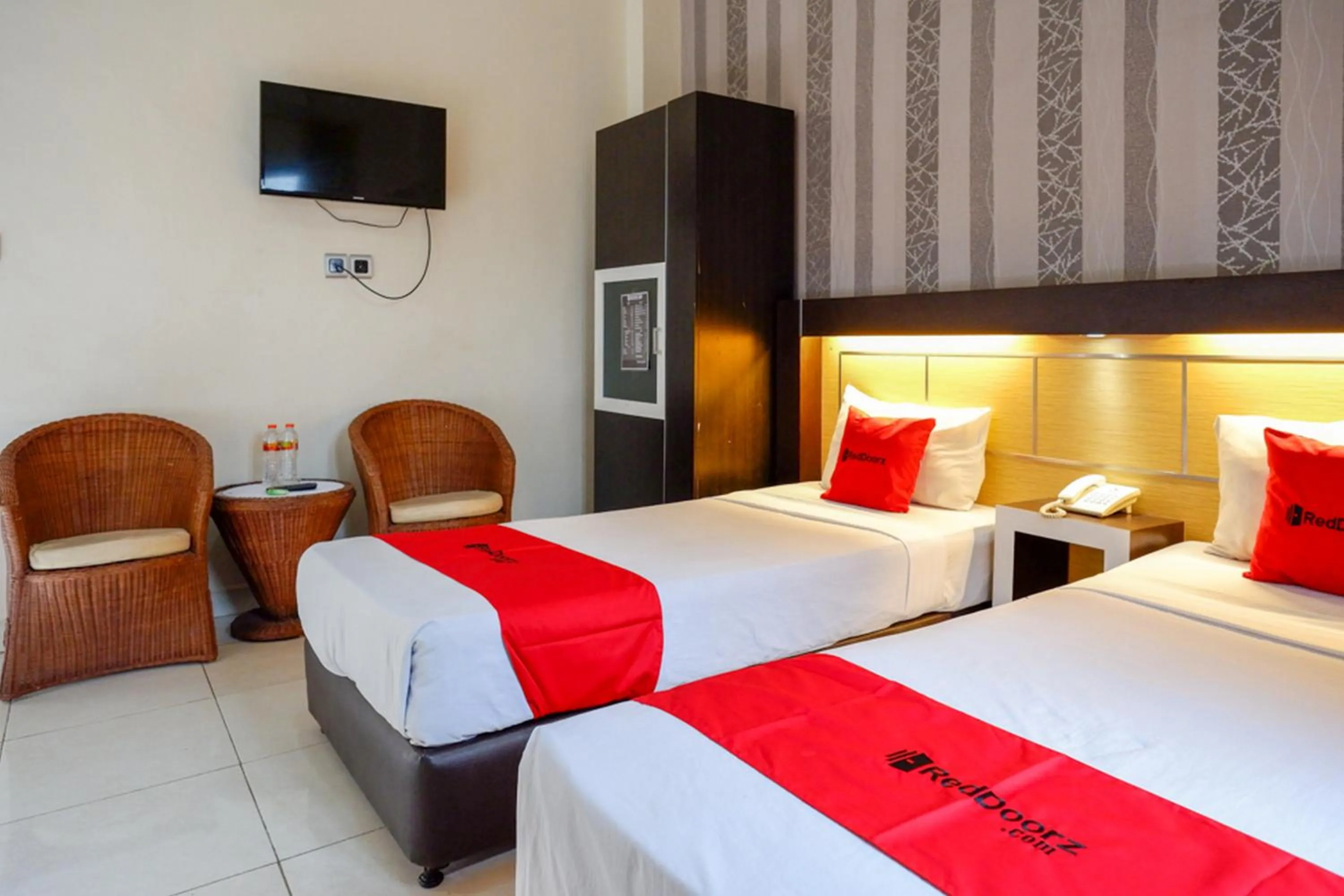 Bedroom, Bed in RedDoorz @ Hotel Bumi Palupy